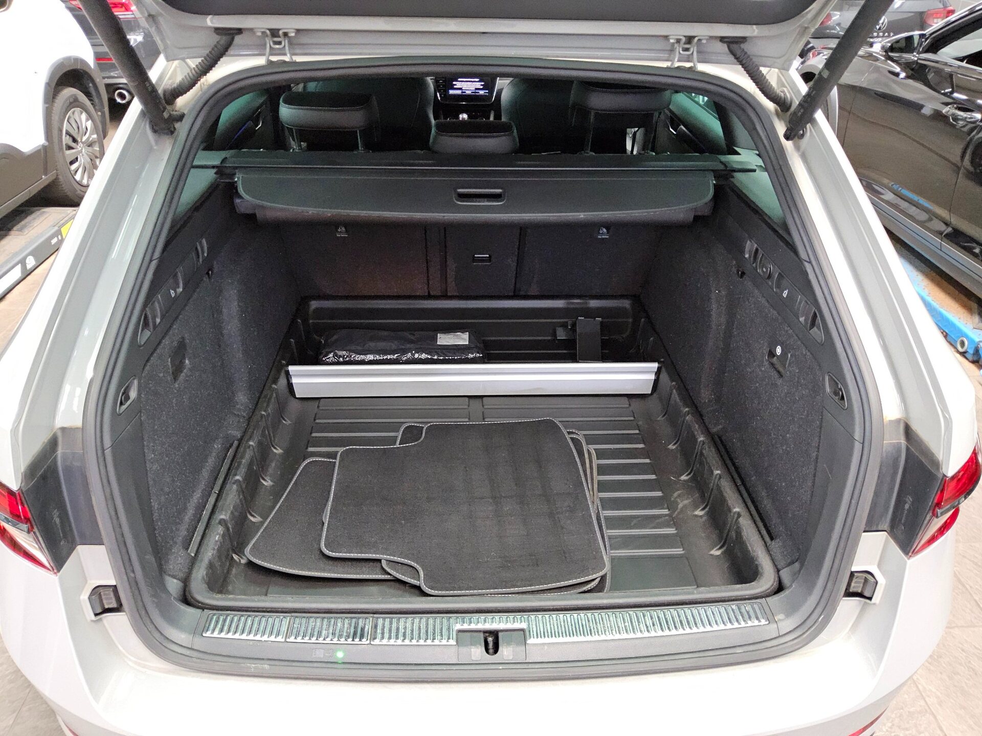 Skoda Superb Kombi 2.0 TDI SportLine T-Leder Navi LED Virtual 12