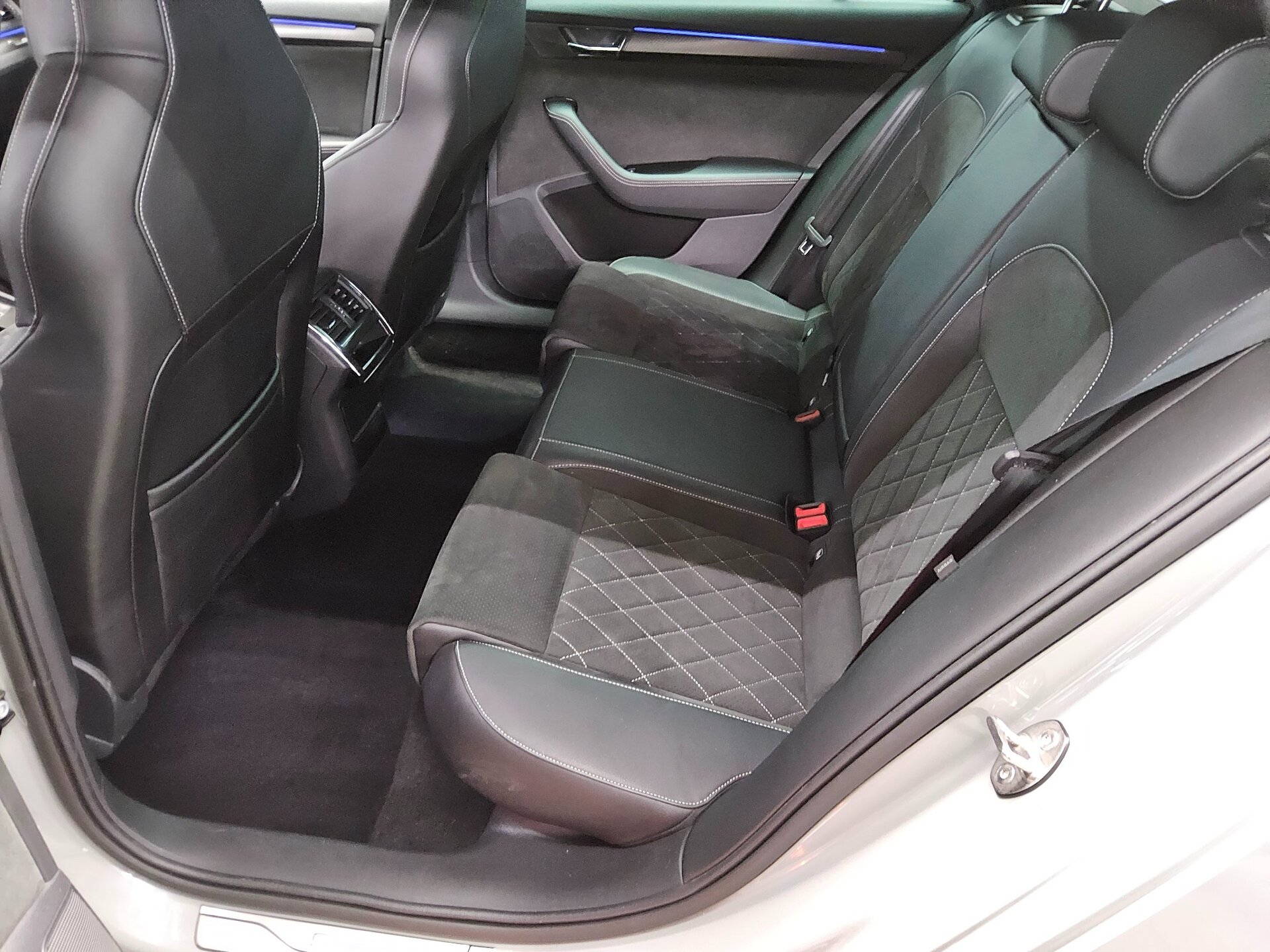 Skoda Superb Kombi 2.0 TDI SportLine T-Leder Navi LED Virtual 13