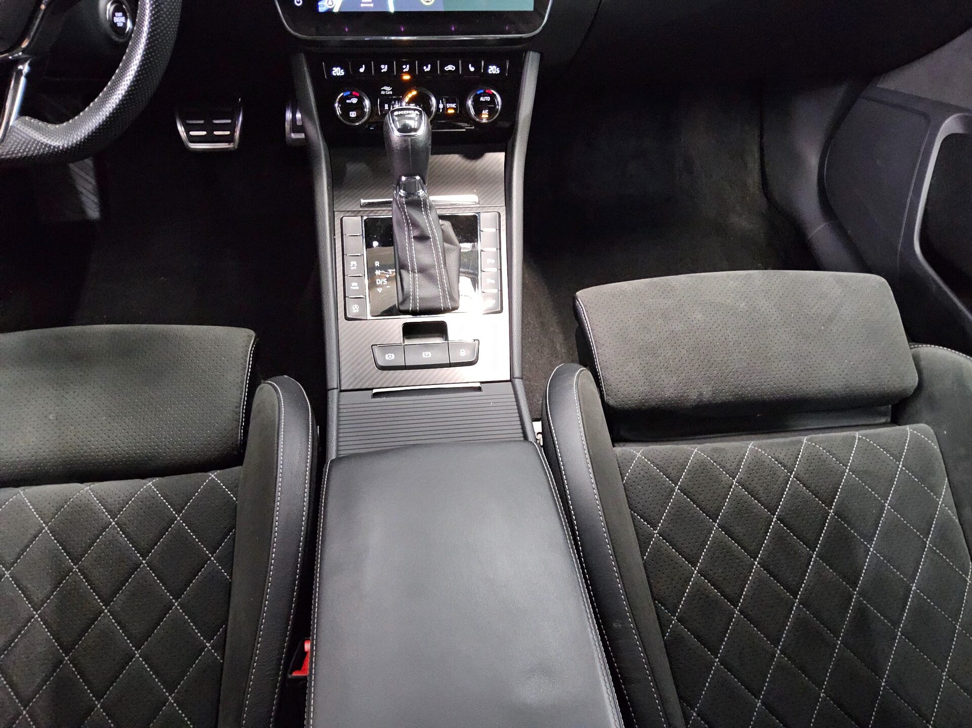 Skoda Superb Kombi 2.0 TDI SportLine T-Leder Navi LED Virtual 6