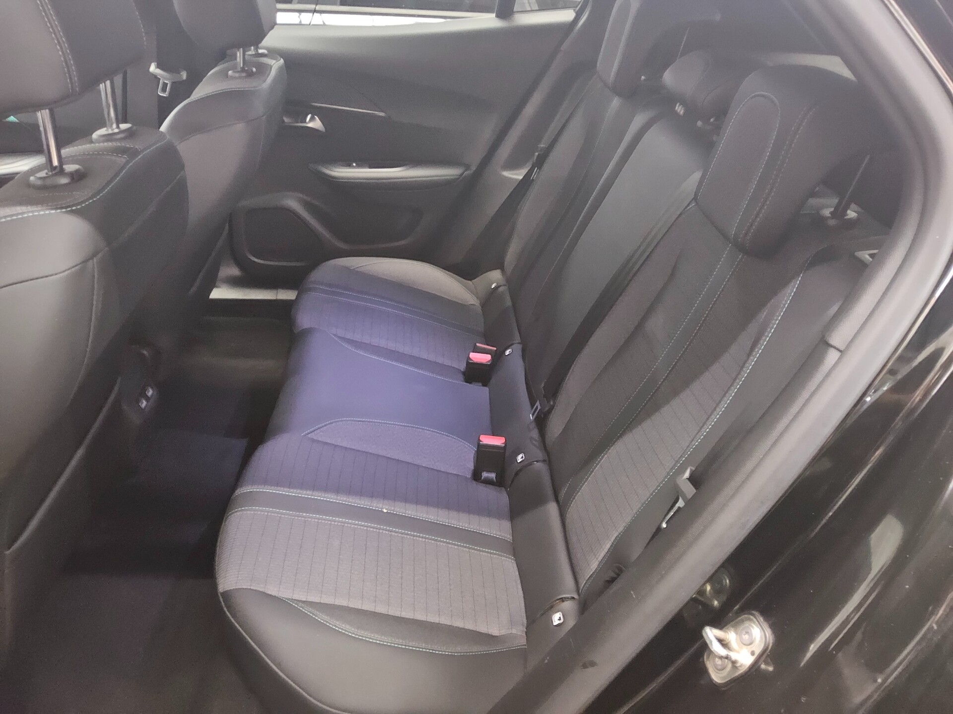 Peugeot 2008 1.2 PureTech Allure T-Leder Navi LED ACC 13