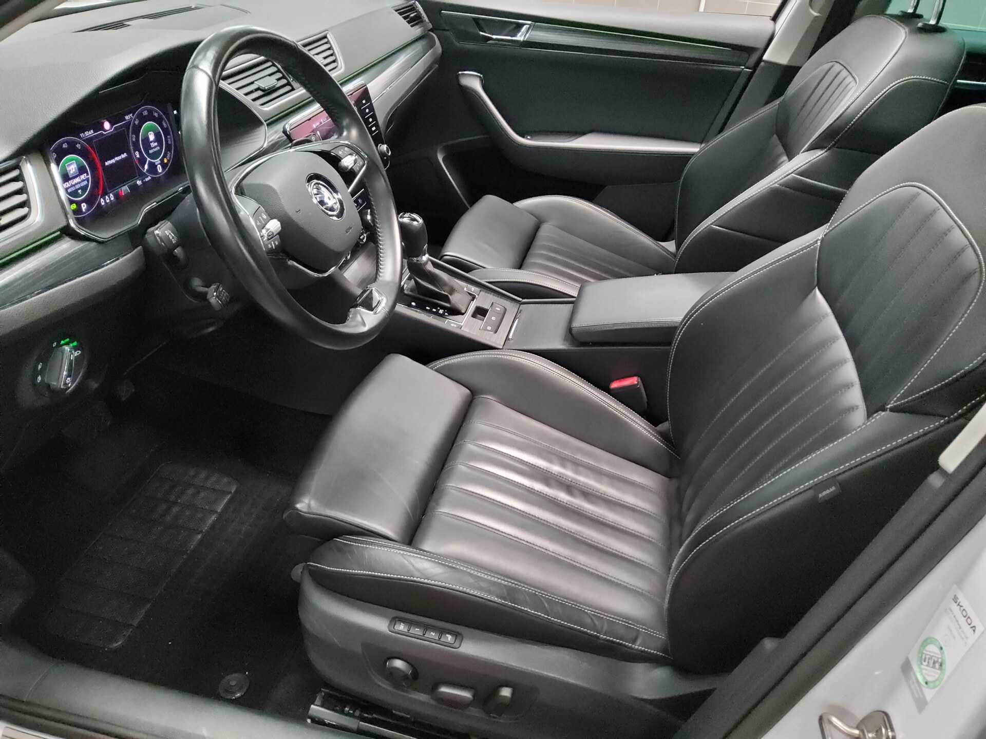Skoda Superb Kombi 2.0 TDI Style Leder Navi LED Virtual Pano 9
