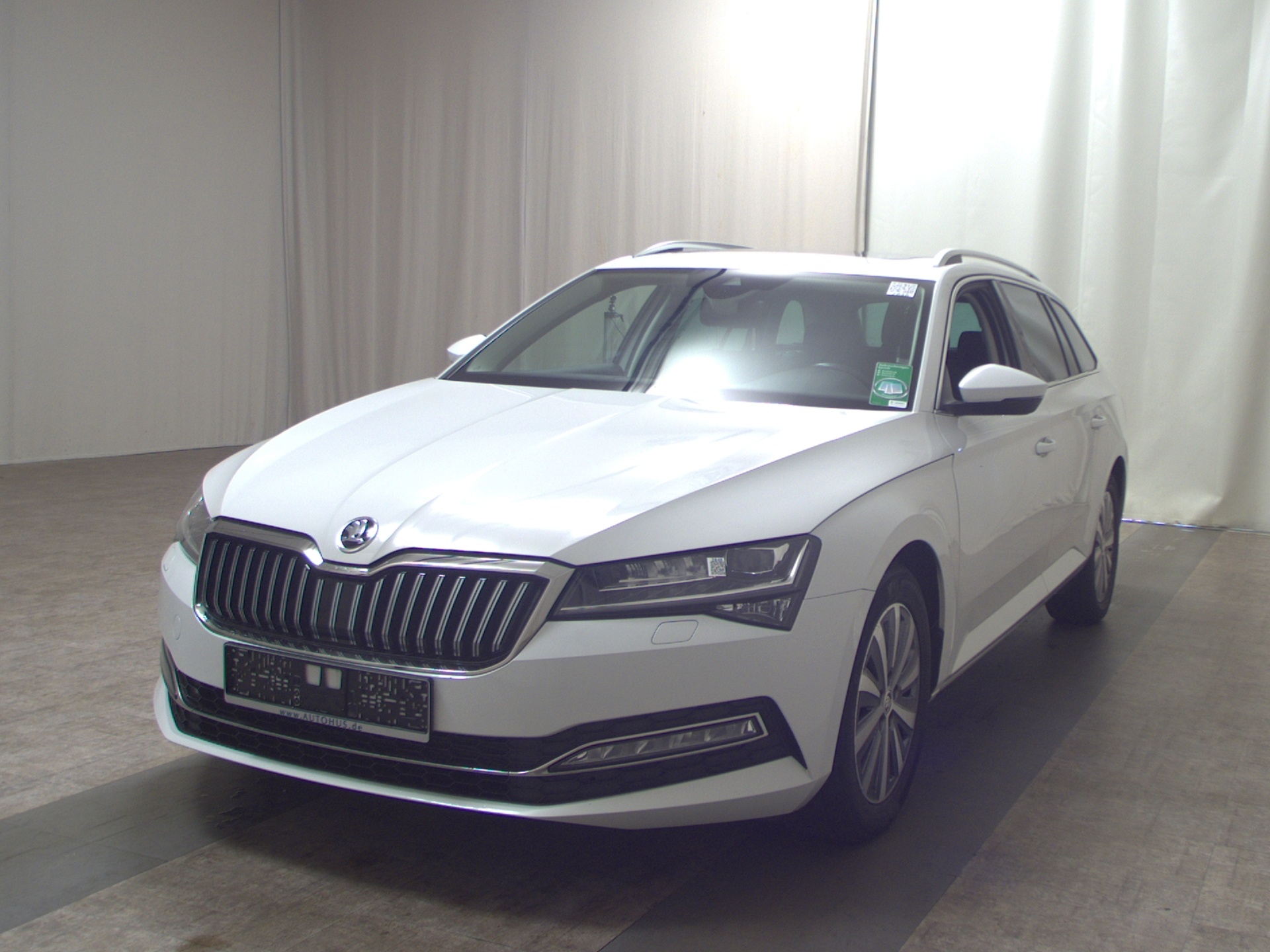 Skoda Superb Kombi 2.0 TDI Style Leder Navi LED Virtual Pano 2