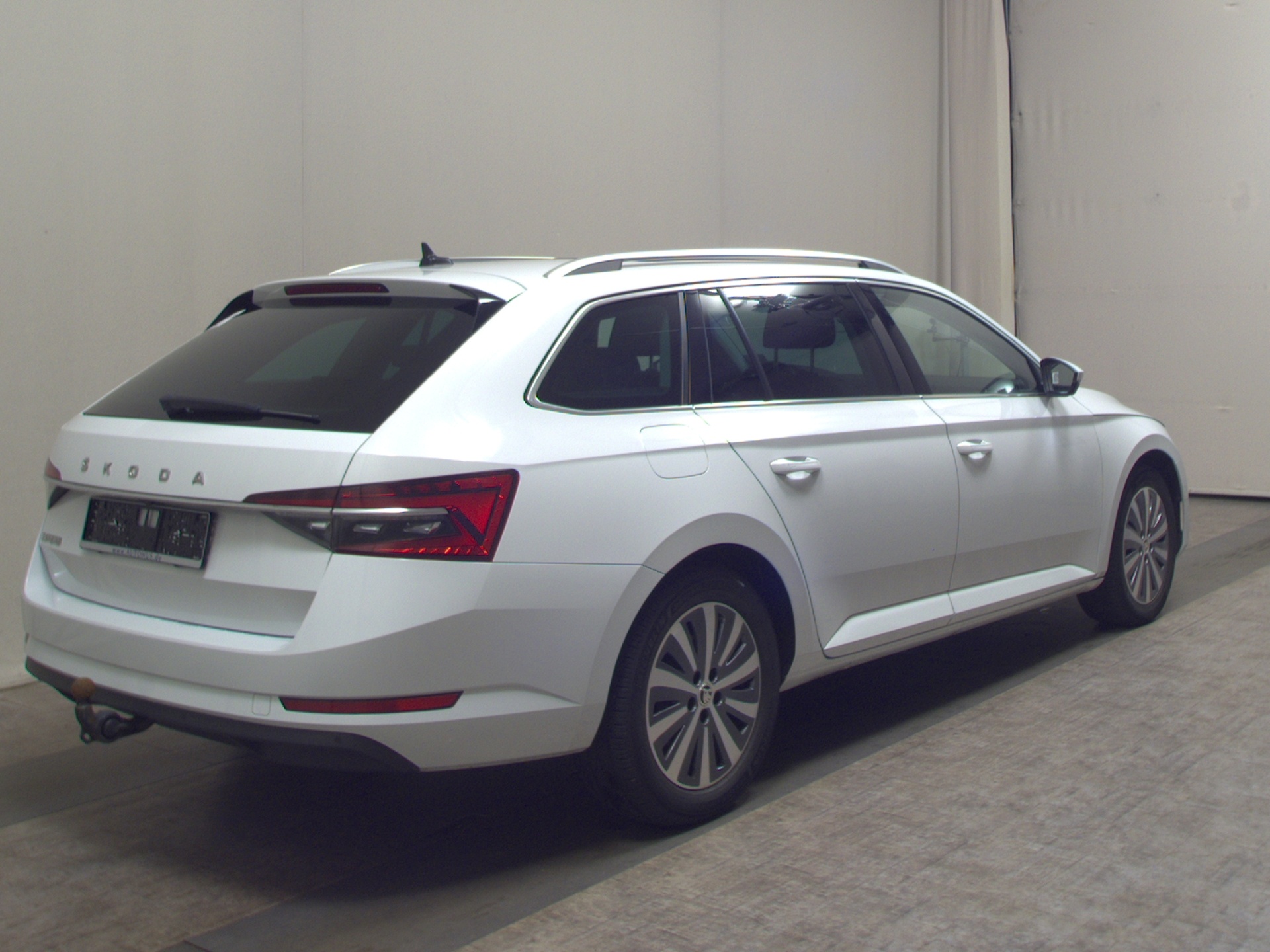 Skoda Superb Kombi 2.0 TDI Style Leder Navi LED Virtual Pano 4