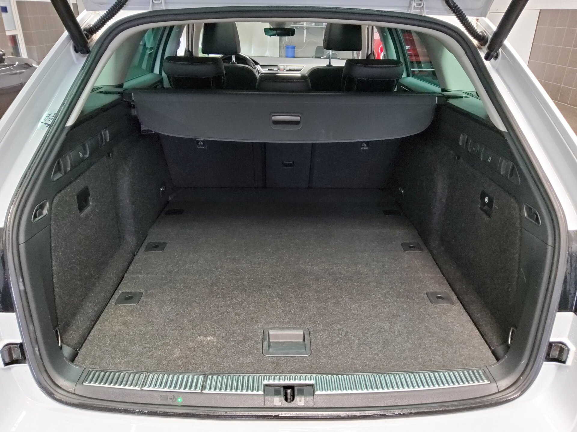 Skoda Superb Kombi 2.0 TDI Style Leder Navi LED Virtual Pano 13
