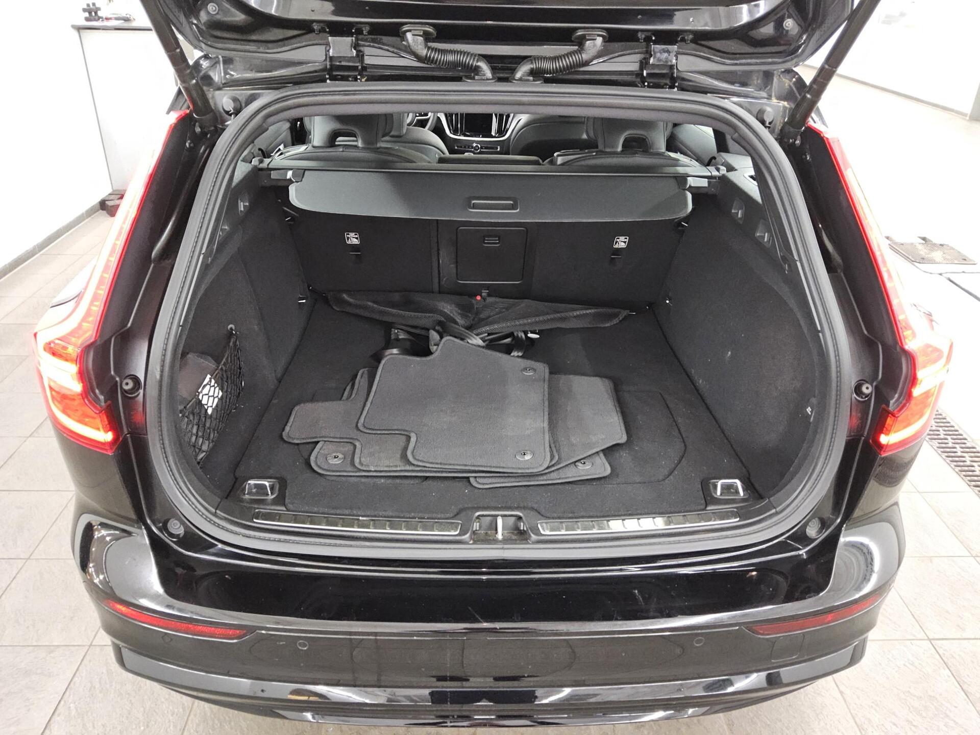 Volvo V60 B4 D Plus Dark Navi LED Pano Leder H/K BLIS 13