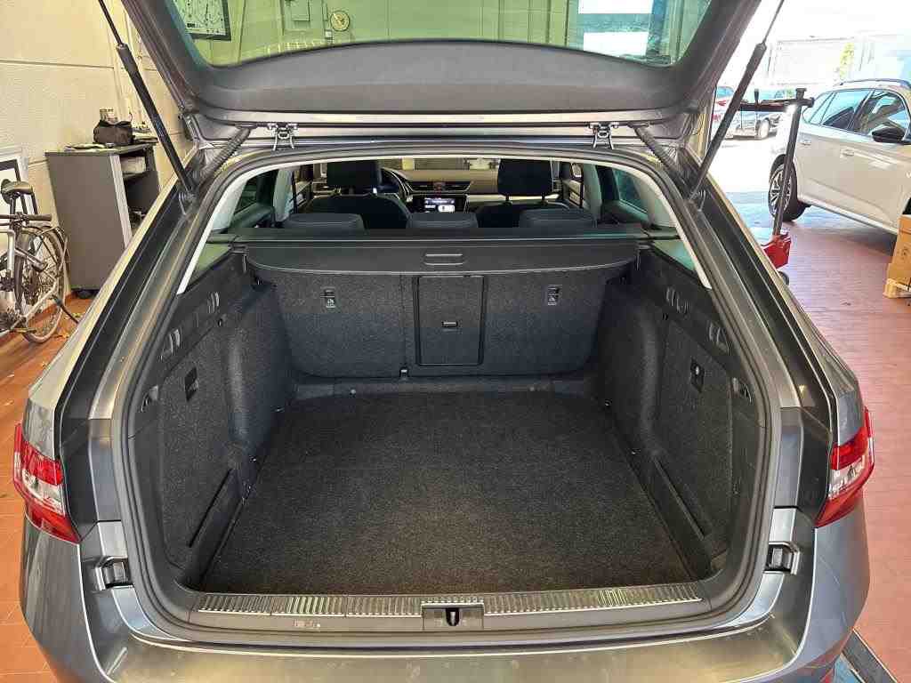 Skoda Superb Kombi 2.0 TDI Ambition NAVI LED SHZ PDC 10