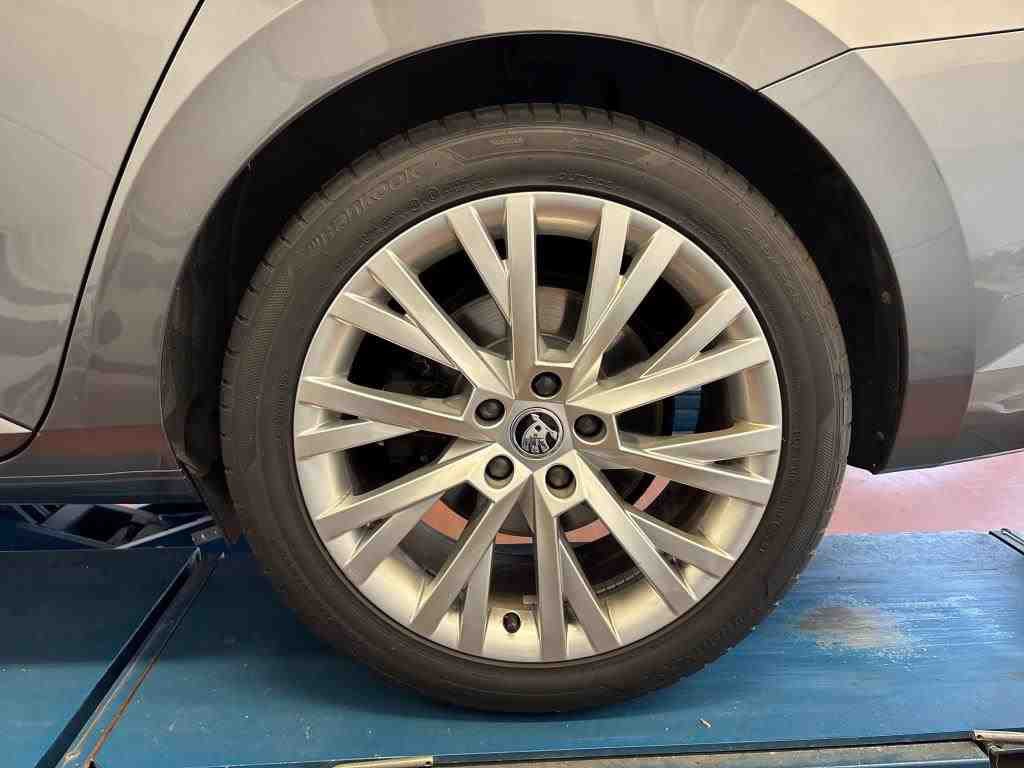 Skoda Superb Kombi 2.0 TDI Ambition NAVI LED SHZ PDC 12