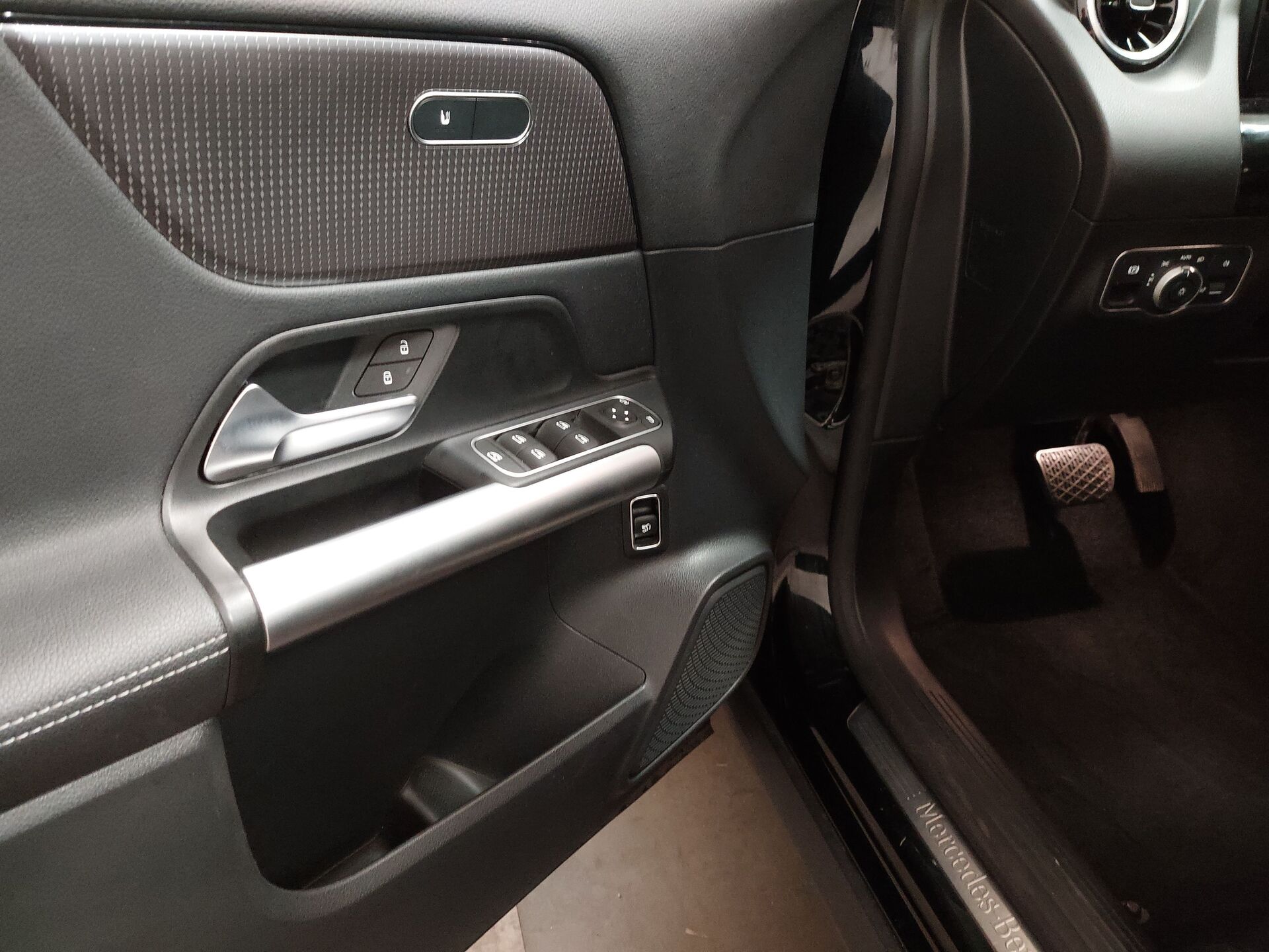 Mercedes-Benz 200 d Progressive Navi LED MBUX T-Leder RFK 14