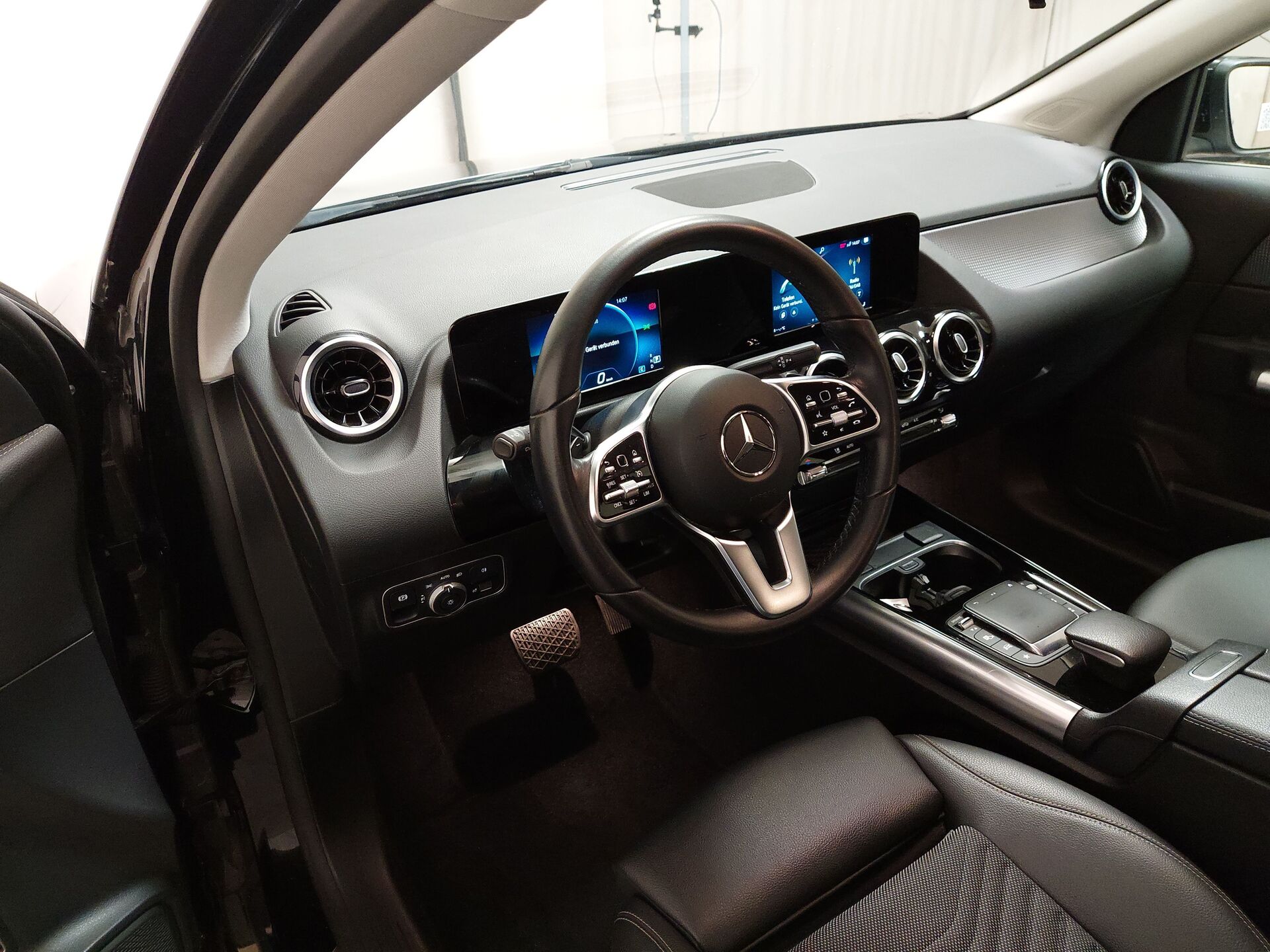 Mercedes-Benz 200 d Progressive Navi LED MBUX T-Leder RFK 12