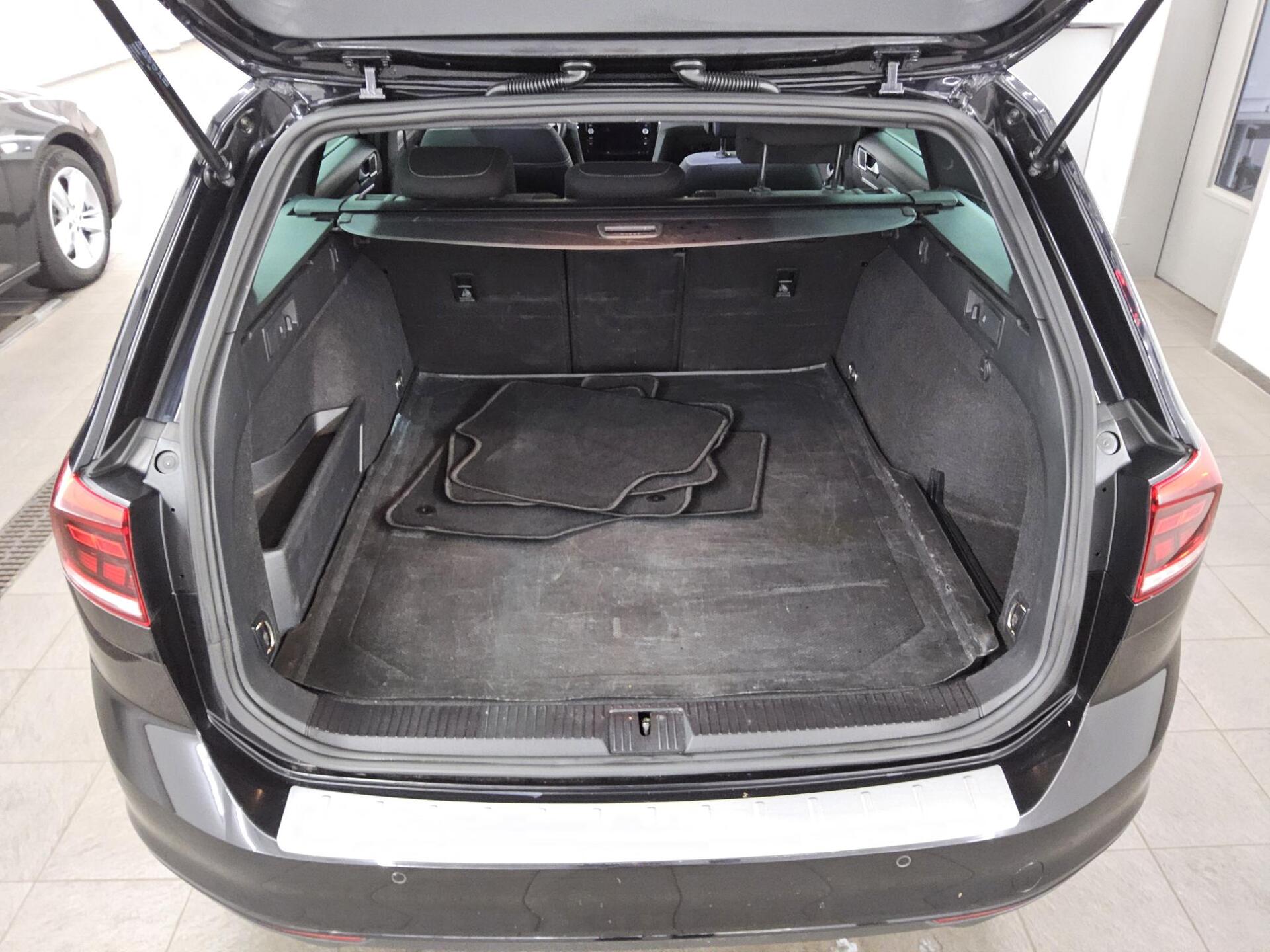 Volkswagen Passat Var. 2.0 TDI Business Navi LED AID StHzg 12