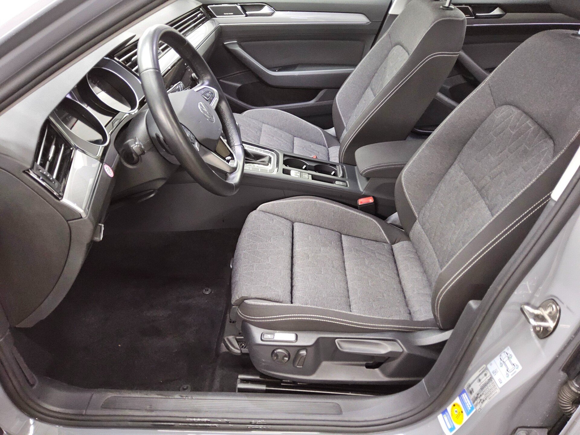 Volkswagen Passat Var. 2.0 TDI Business Navi LED RFK H-K 8