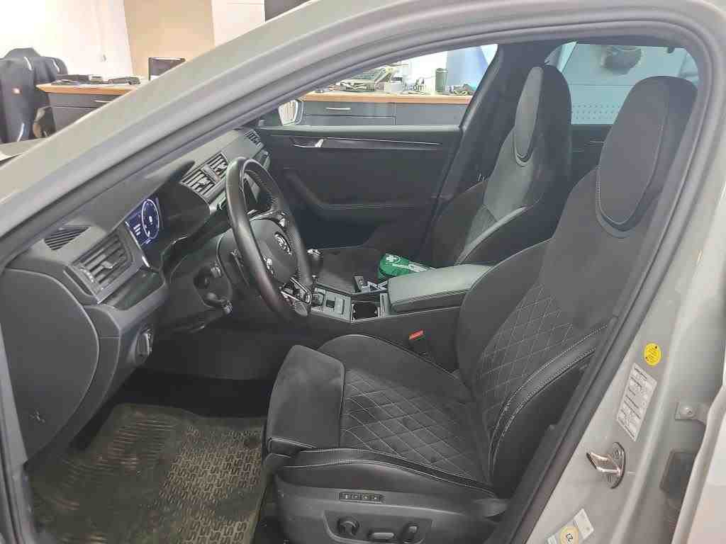 Skoda Superb Kombi 1.4 TSI iV SportLine NAVI ACC AHK DC T-LEDER 6