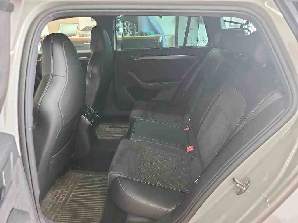Skoda Superb Kombi 1.4 TSI iV SportLine NAVI ACC AHK DC T-LEDER 7