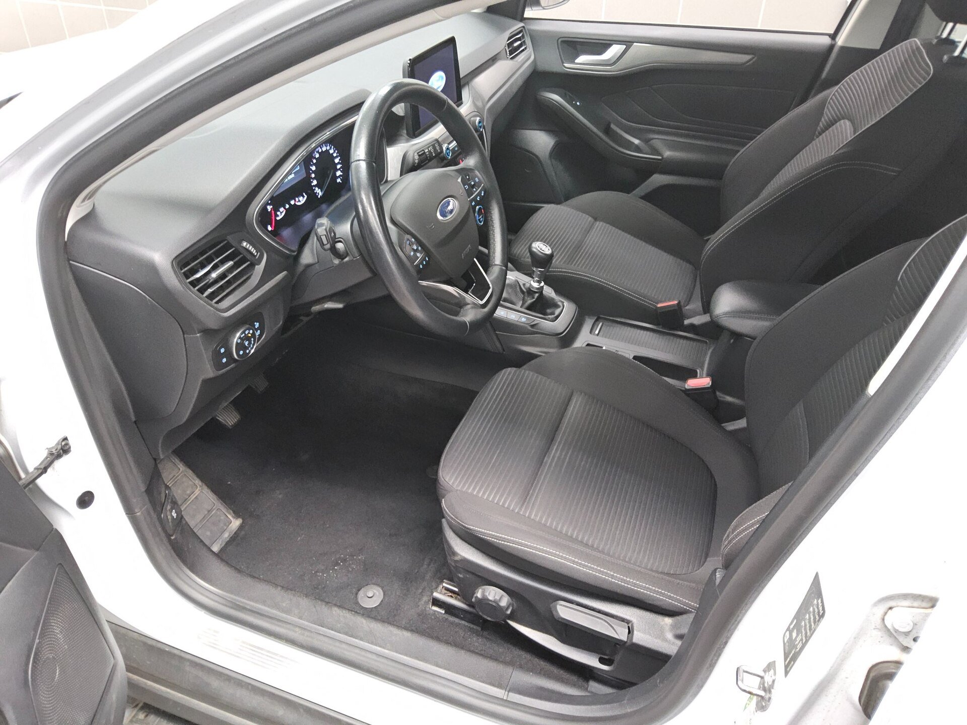 Ford Focus Turnier 1.5 EB Titanium Navi RFK Shz 8