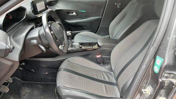 Peugeot 208 1.2 PureTech Allure Navi LED DAB Tempomat PDC 6