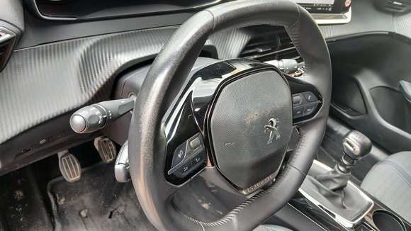 Peugeot 208 1.2 PureTech Allure Navi LED DAB Tempomat PDC 9