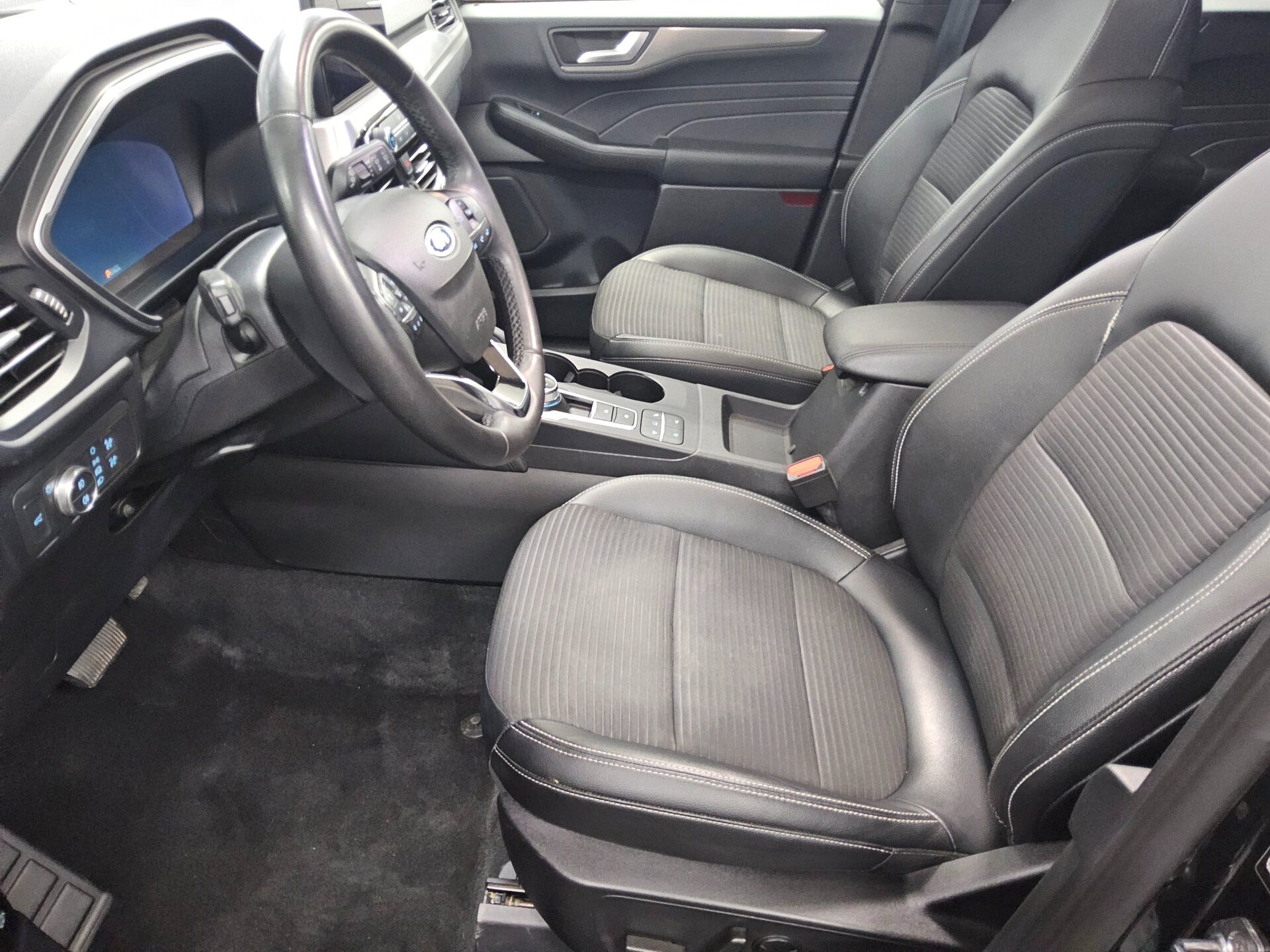 Ford Kuga 2.0 EB Titanium X Navi LED DigiTacho Pano HuD AHK 9