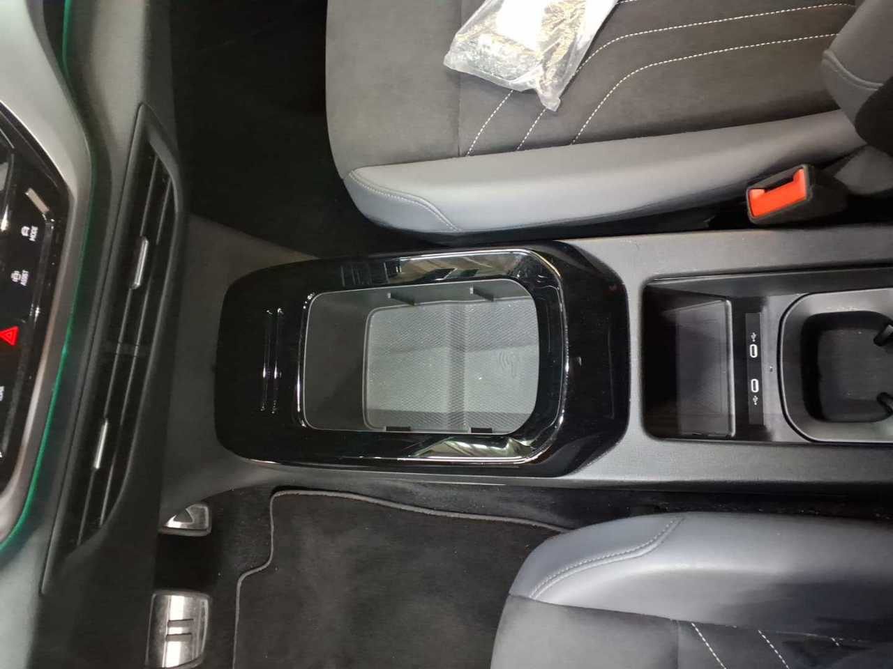 Volkswagen ID.4 NAVI LED T-LEDER PDC AHK 9