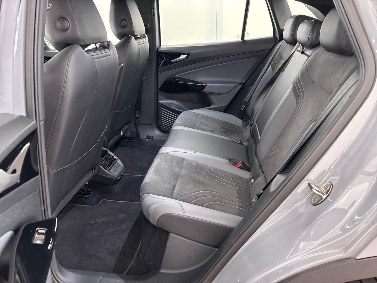 Volkswagen ID.4 NAVI LED T-LEDER PDC AHK 7