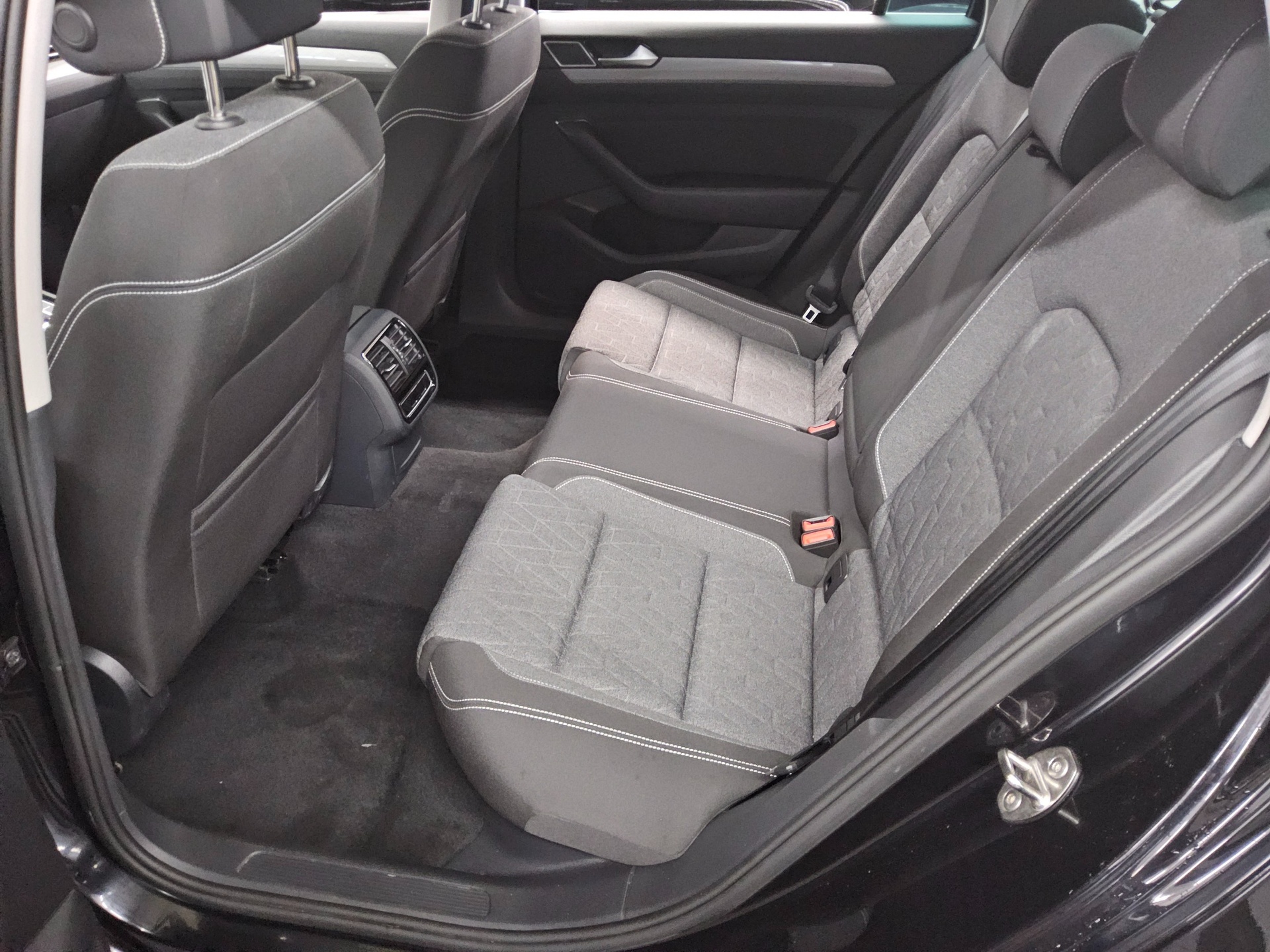 Volkswagen Passat Variant 2.0 TDI Business Navi IQ.Light RFK 12