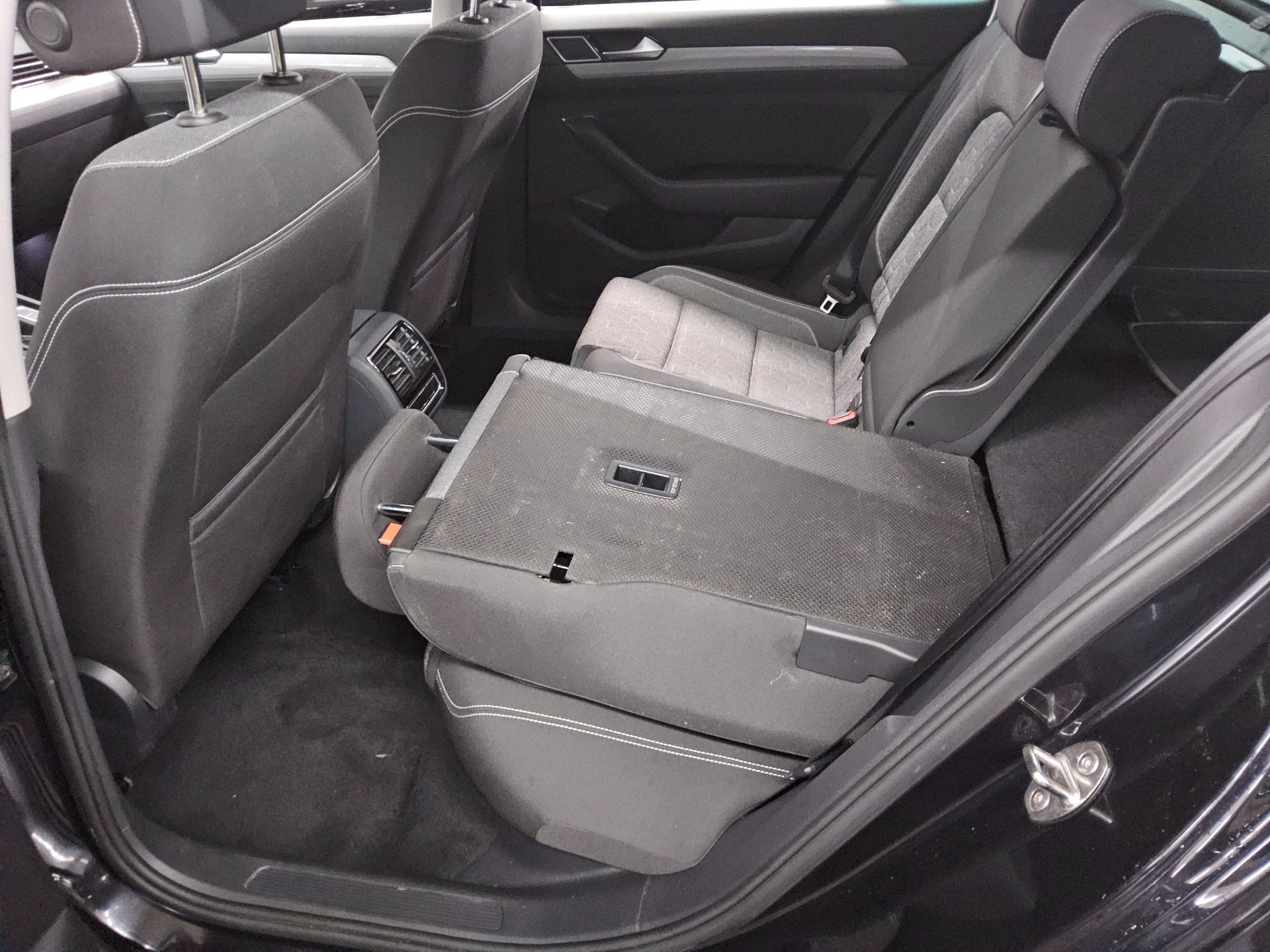 Volkswagen Passat Variant 2.0 TDI Business Navi IQ.Light RFK 13