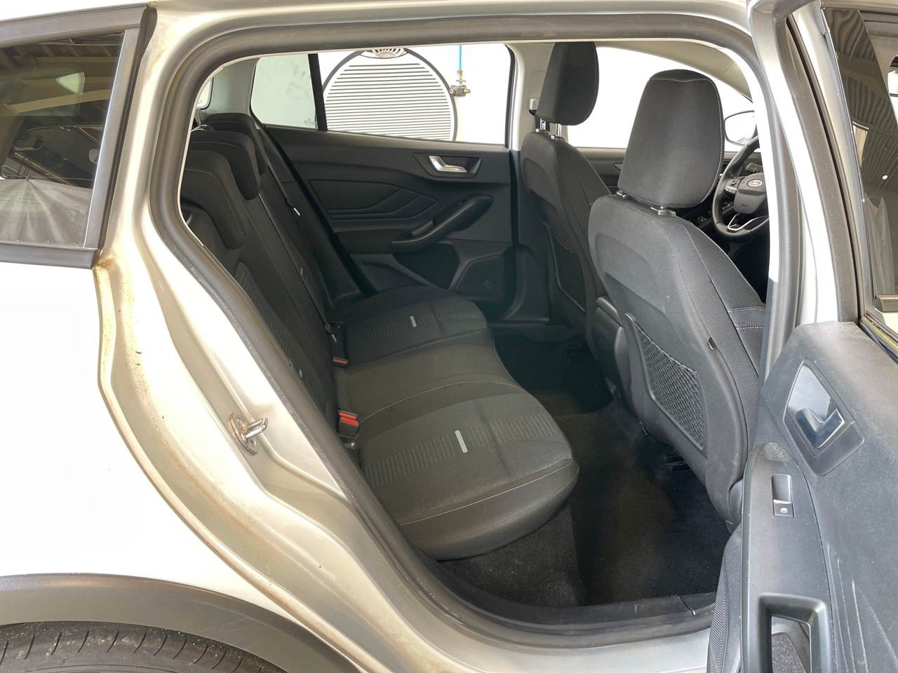 Ford Focus Turnier 1.5 EB Active Navi LED RFK SHZ 7