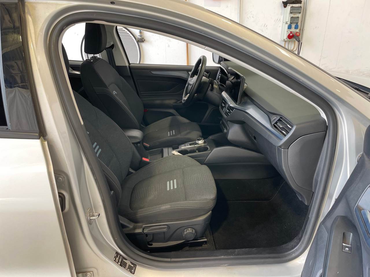 Ford Focus Turnier 1.5 EB Active Navi LED RFK SHZ 6