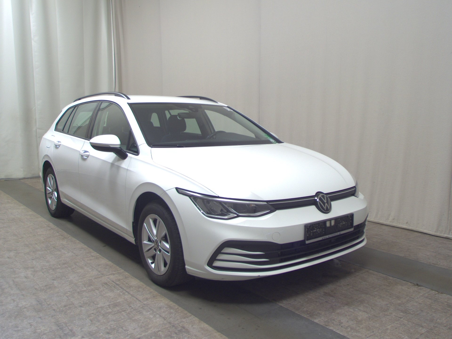Volkswagen Golf-8 Var. 2.0 TDI Life Navi LED DC ACC PDC Shz 3
