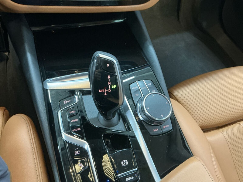 BMW 530e KLIMAAUT LED SPORTSITZE SHZ PDC 12