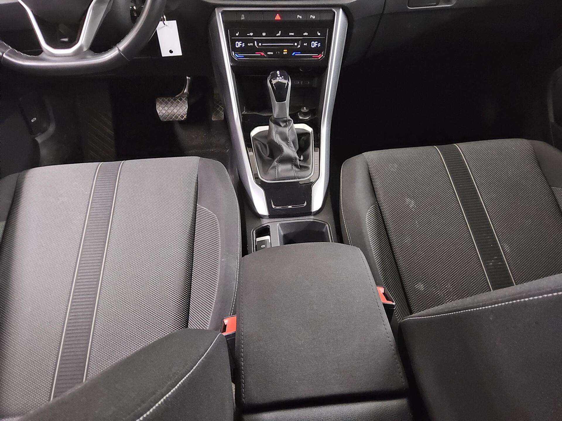 Volkswagen T-Roc 2.0 TDI Life Navi LED DC RfK AHK ACC Shz 6