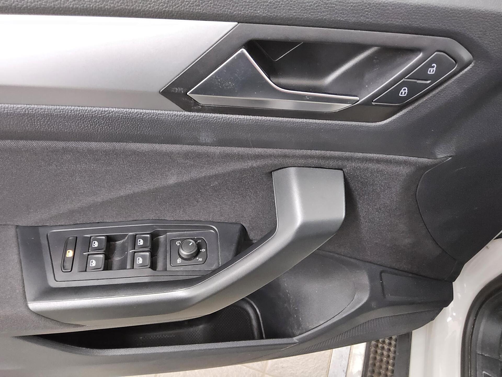 Volkswagen T-Roc 2.0 TDI Life Navi LED DC RfK AHK ACC Shz 10
