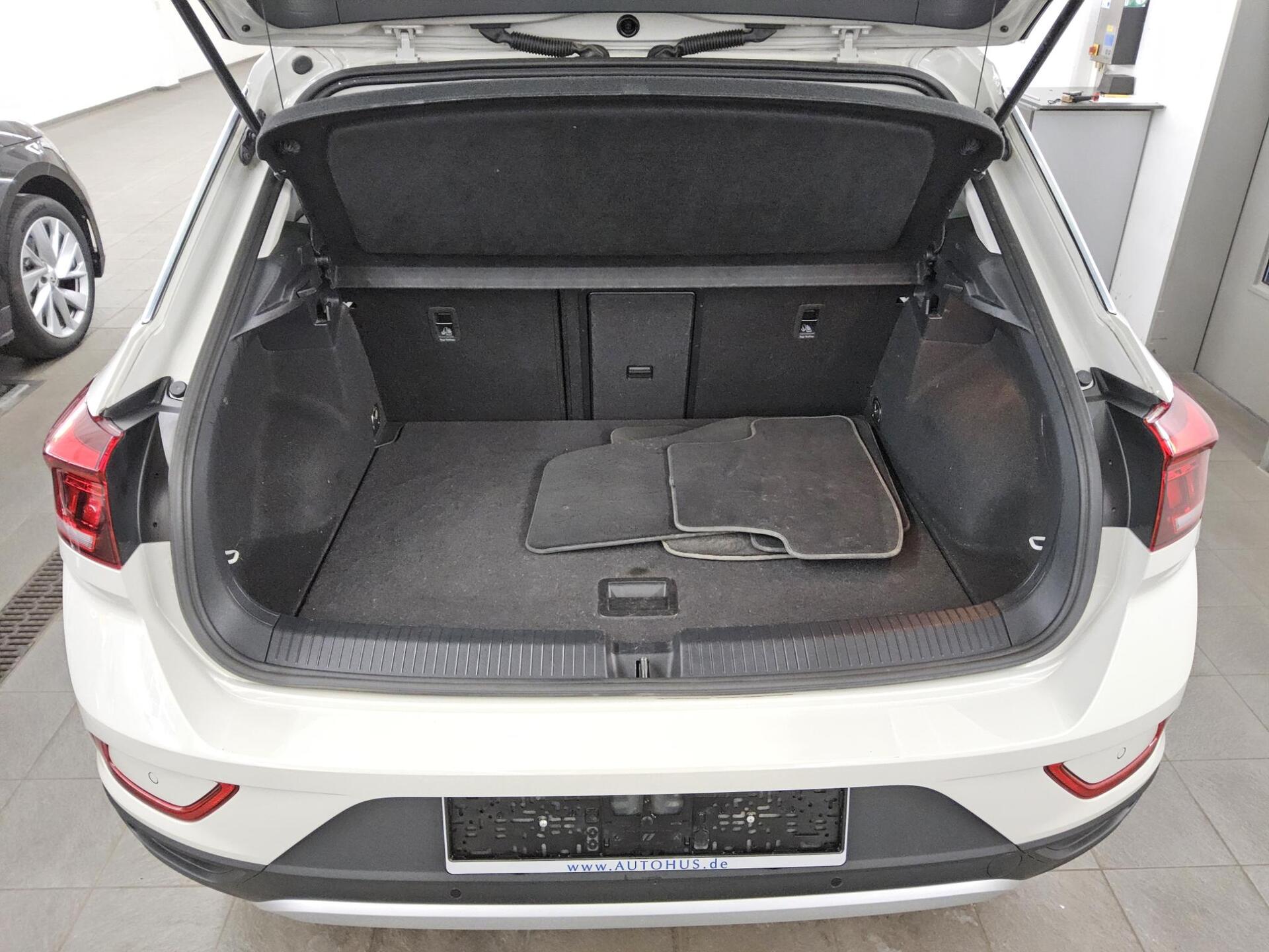 Volkswagen T-Roc 2.0 TDI Life Navi LED DC RfK AHK ACC Shz 12