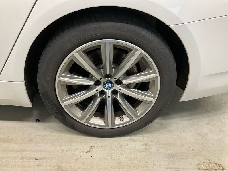 BMW 530e Touring KLIMAAUT LED SPORTSITZE SHZ HUD 12
