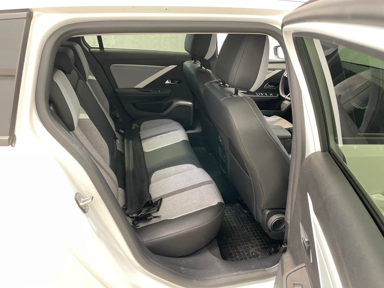 Opel Astra ST 1.5 D Business Elegance Navi LED RFK 12