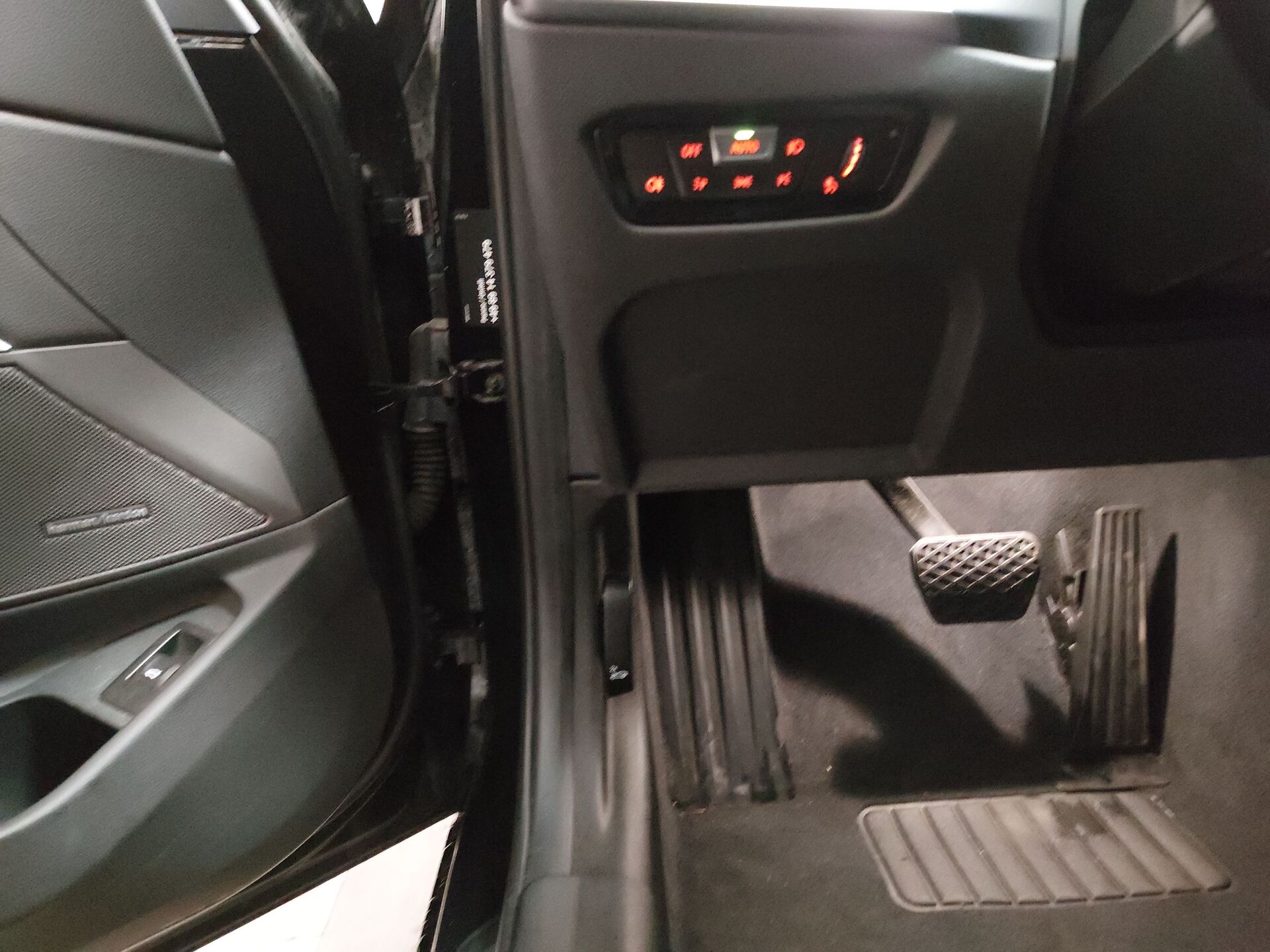 BMW 320d Touring T-Leder Navi HuD H-K LED 9
