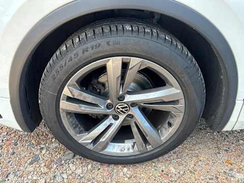 Volkswagen Tiguan 2.0 TDI R-Line NAVI LED vc SHZ PDC 12