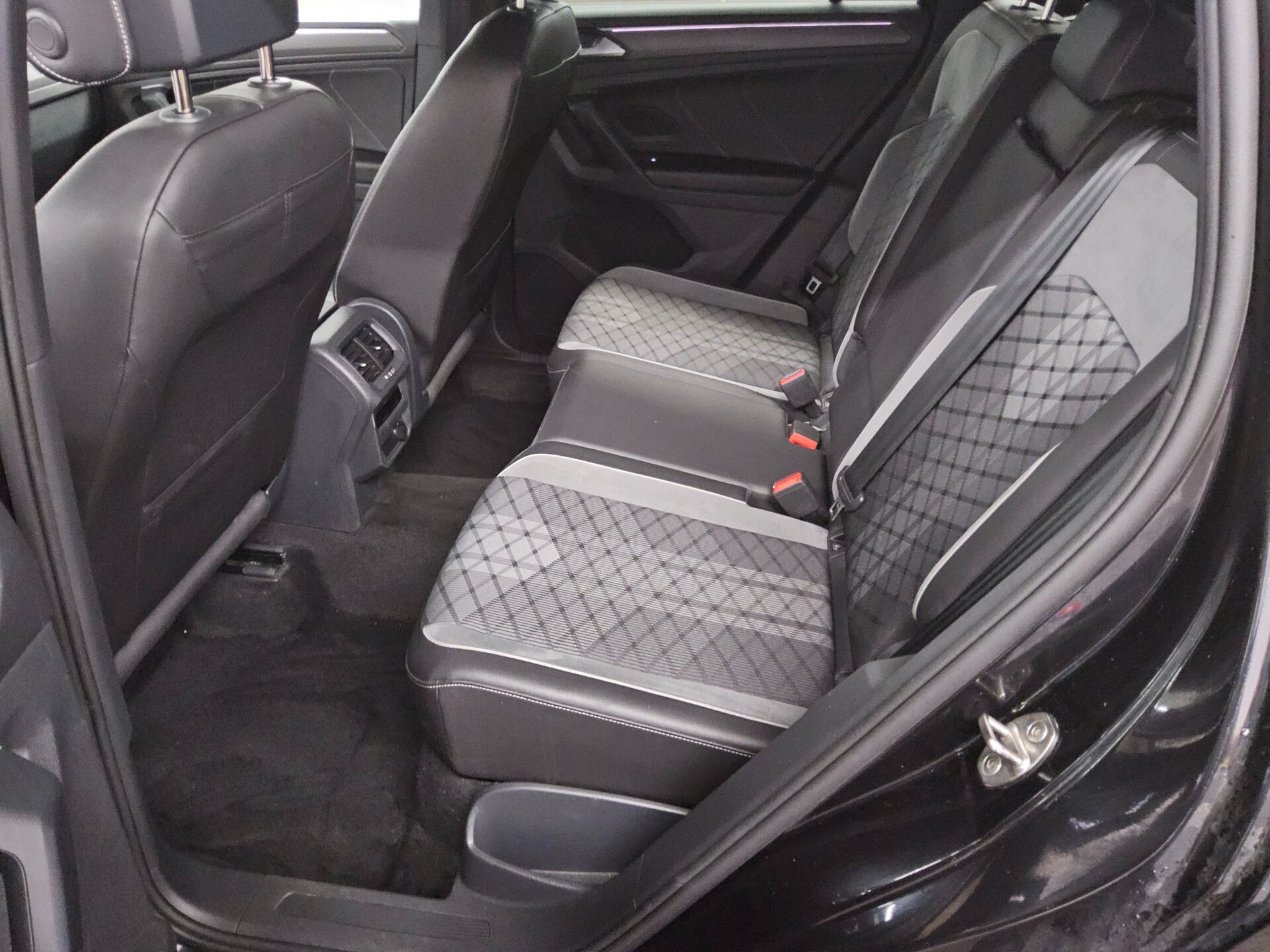 Volkswagen Tiguan 2.0 TDI R-Line Navi LED AID 13