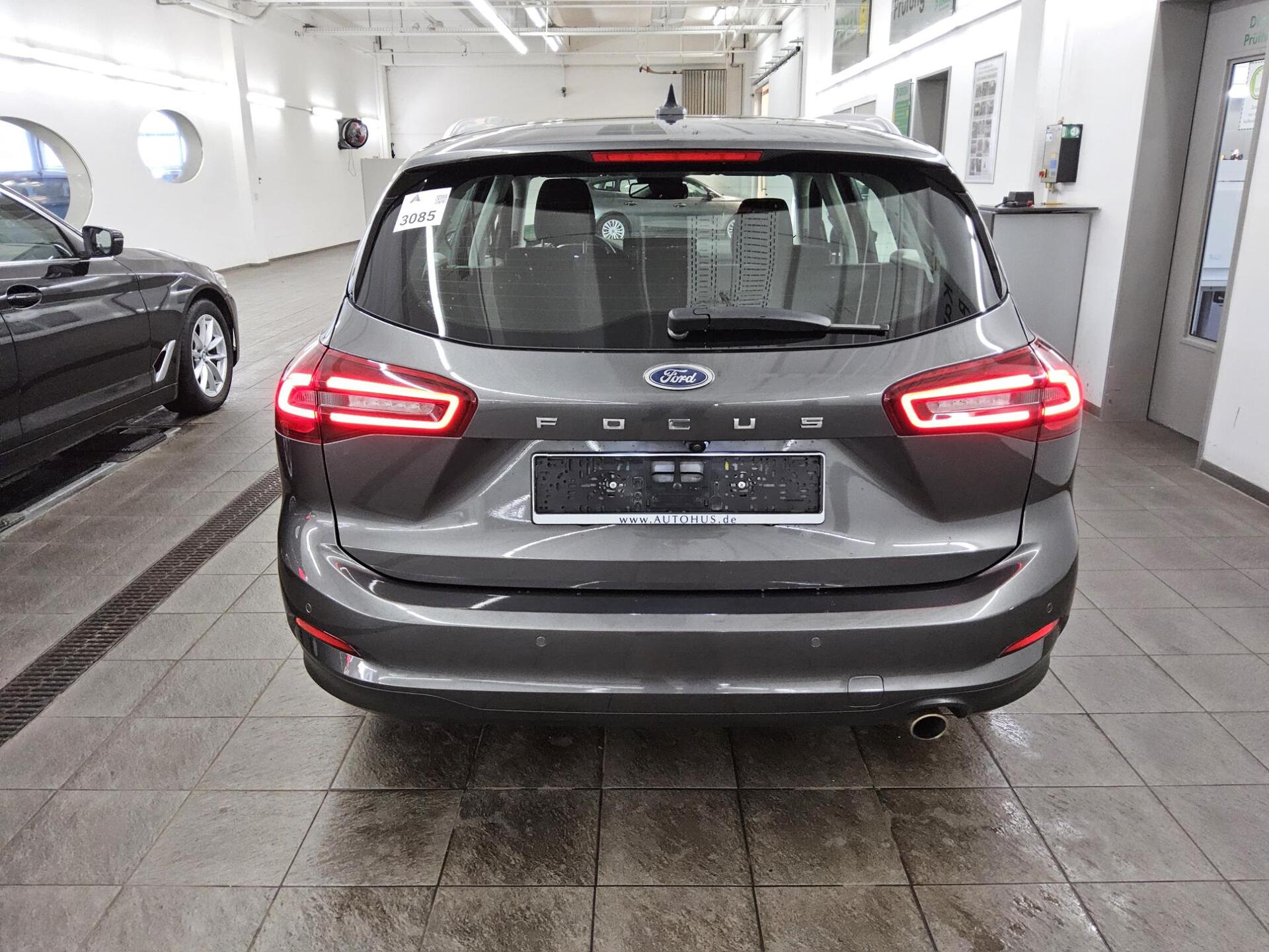 Ford Focus Turnier 1.5 EB Titanium Navi LED RFK Shz 10
