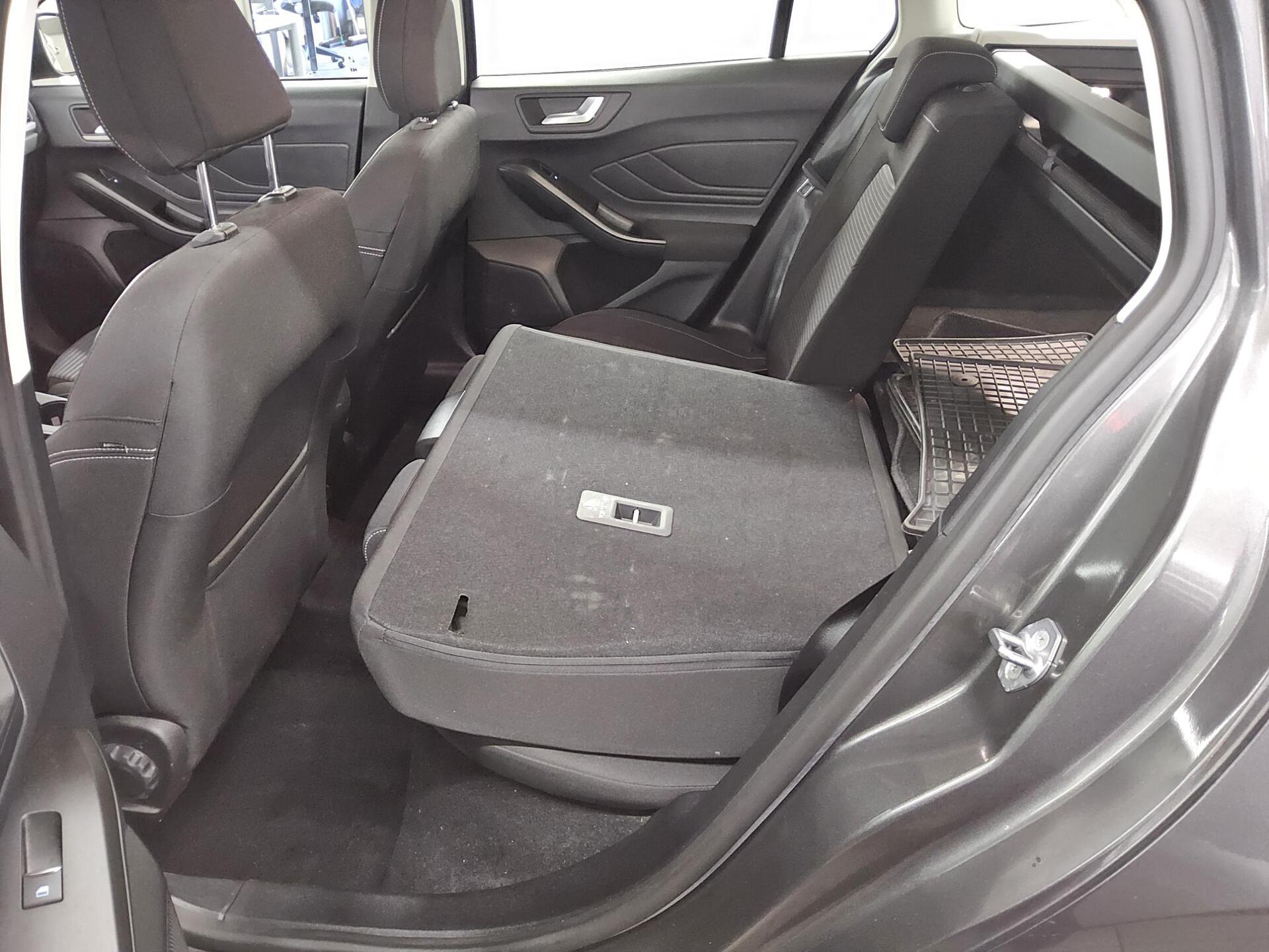 Ford Focus Turnier 1.5 EB Titanium Navi LED RFK Shz 12