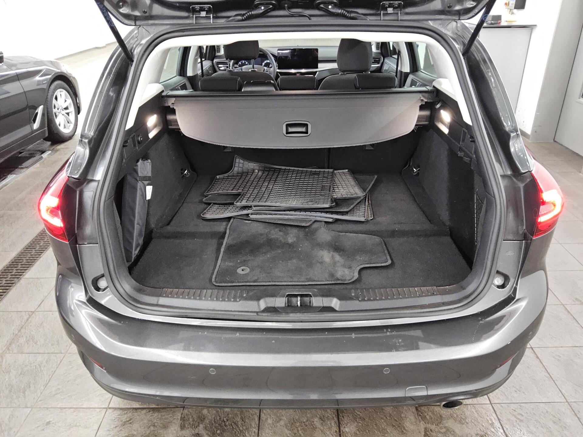 Ford Focus Turnier 1.5 EB Titanium Navi LED RFK Shz 11