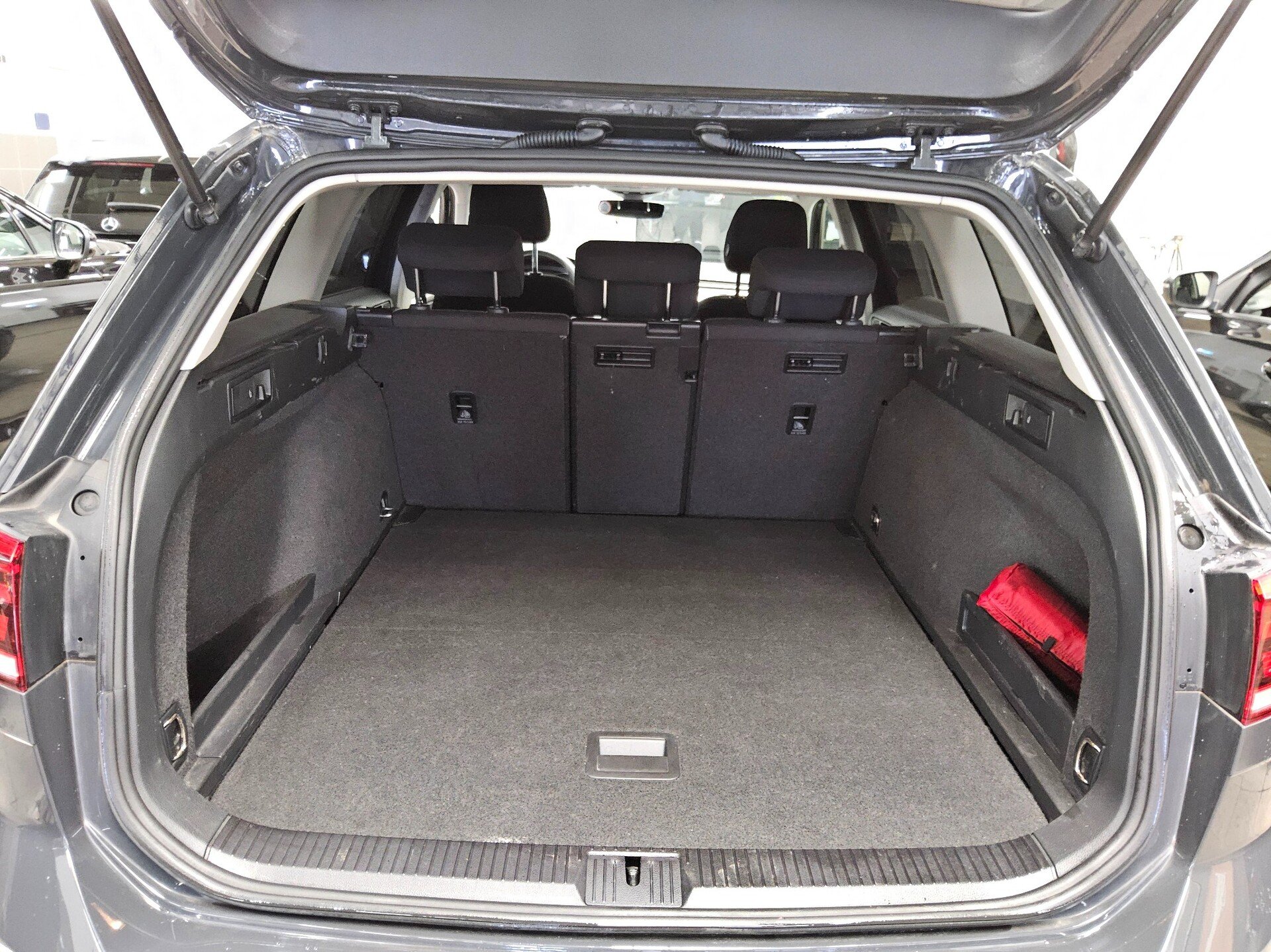Volkswagen Passat Var. 1.6 TDI Navi LED ACC Shz 11