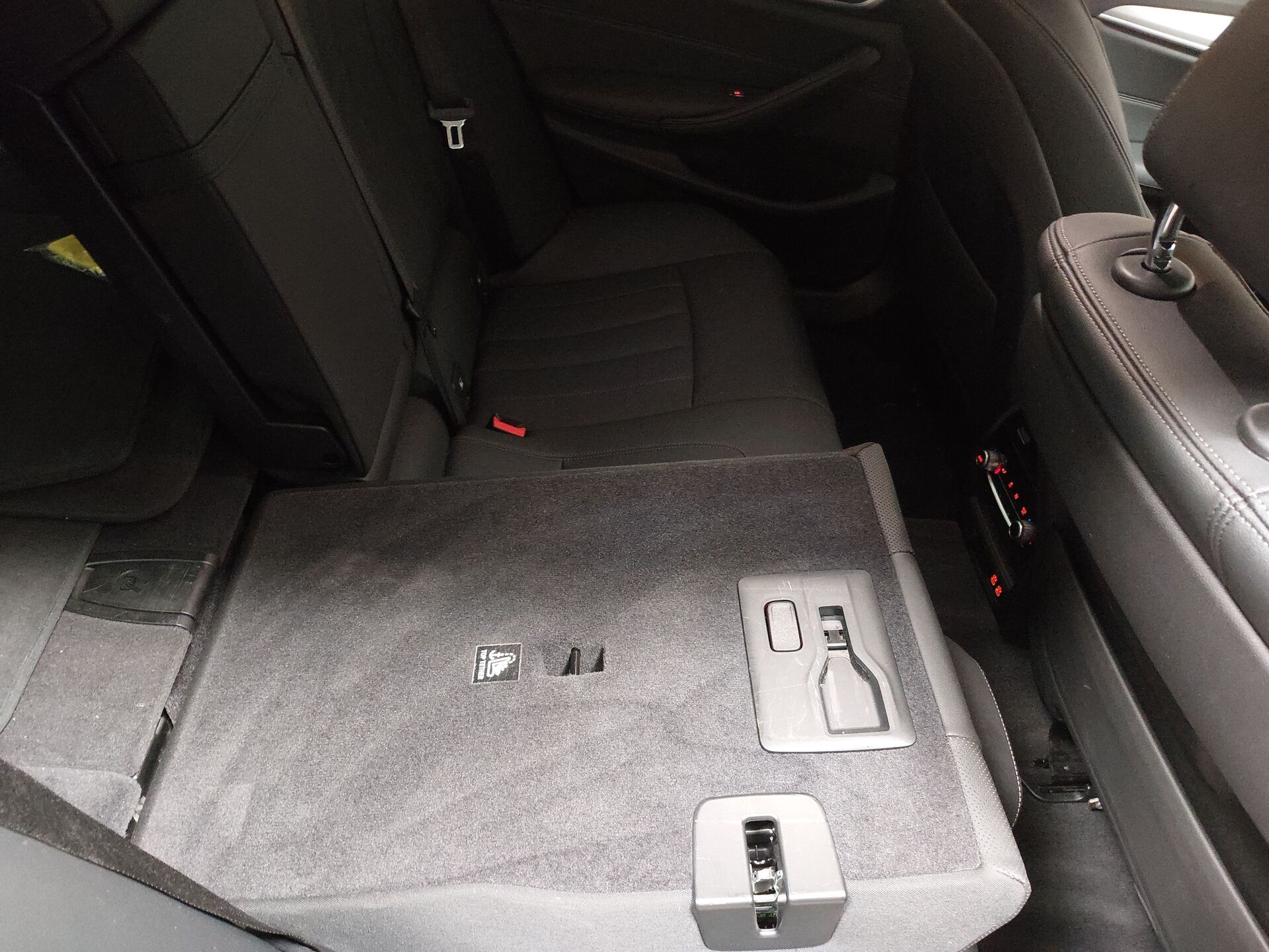 BMW 520d Touring LEDER NAVI LED LC PRO ACC AHK 18