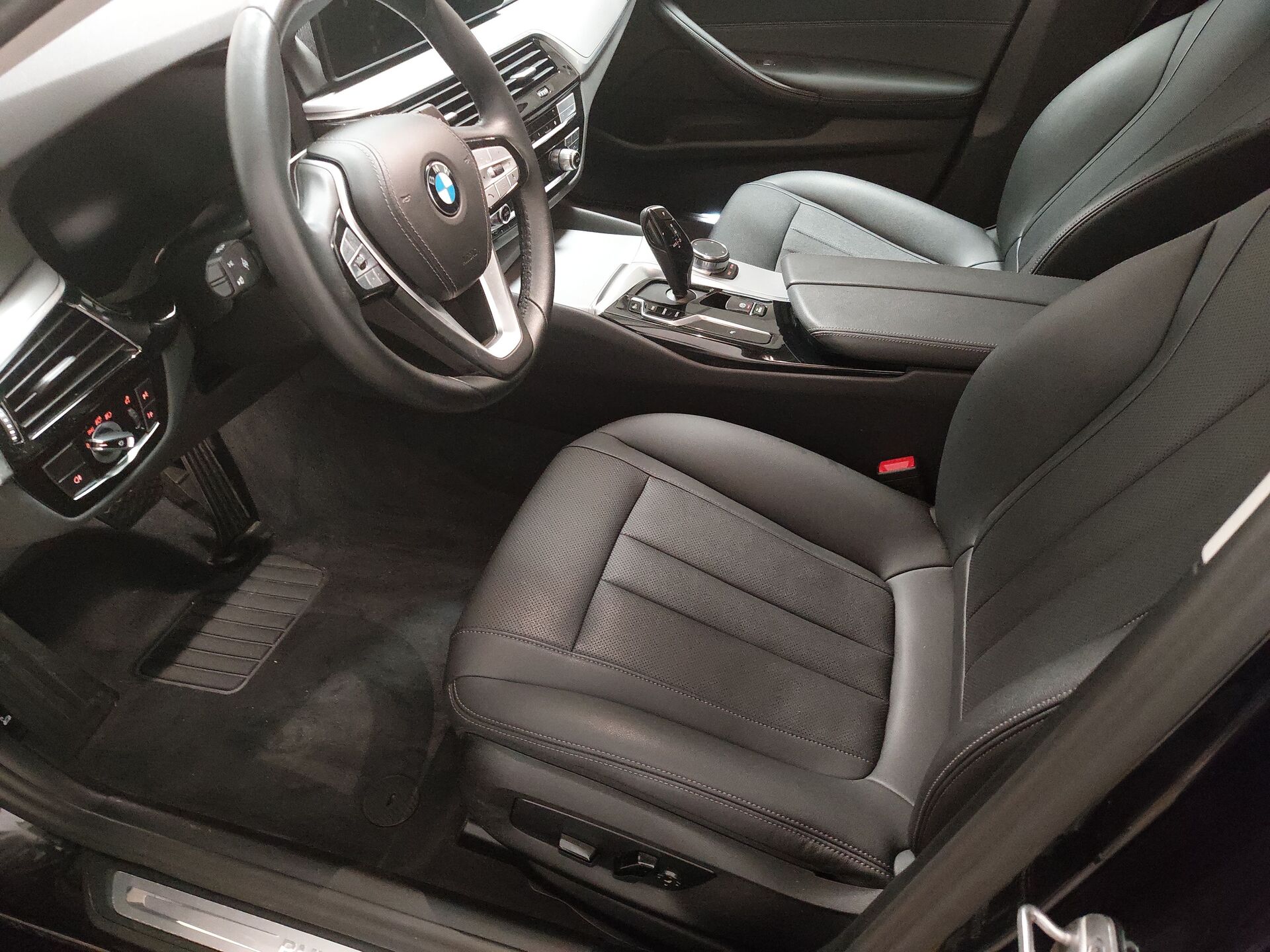 BMW 520d Touring LEDER NAVI LED LC PRO ACC AHK 12