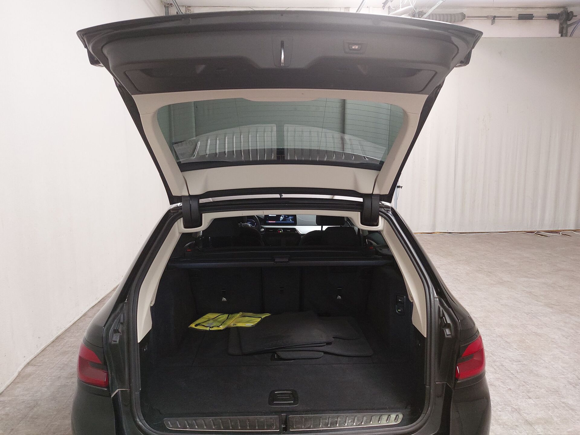 BMW 520d Touring LEDER NAVI LED LC PRO ACC AHK 19