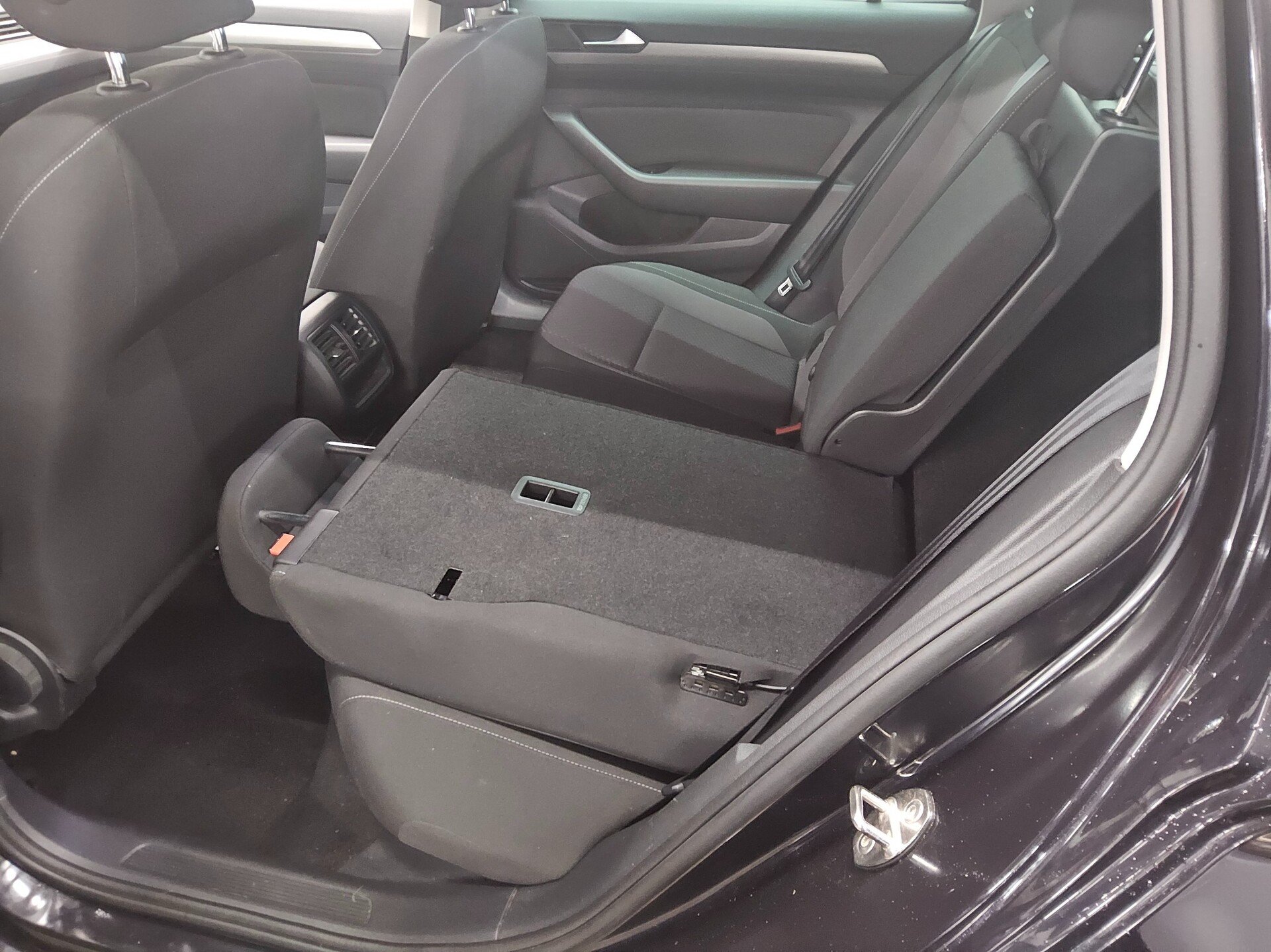 Volkswagen Passat Var. 2.0 TDI Navi LED ACC RfK PDC Shz 13