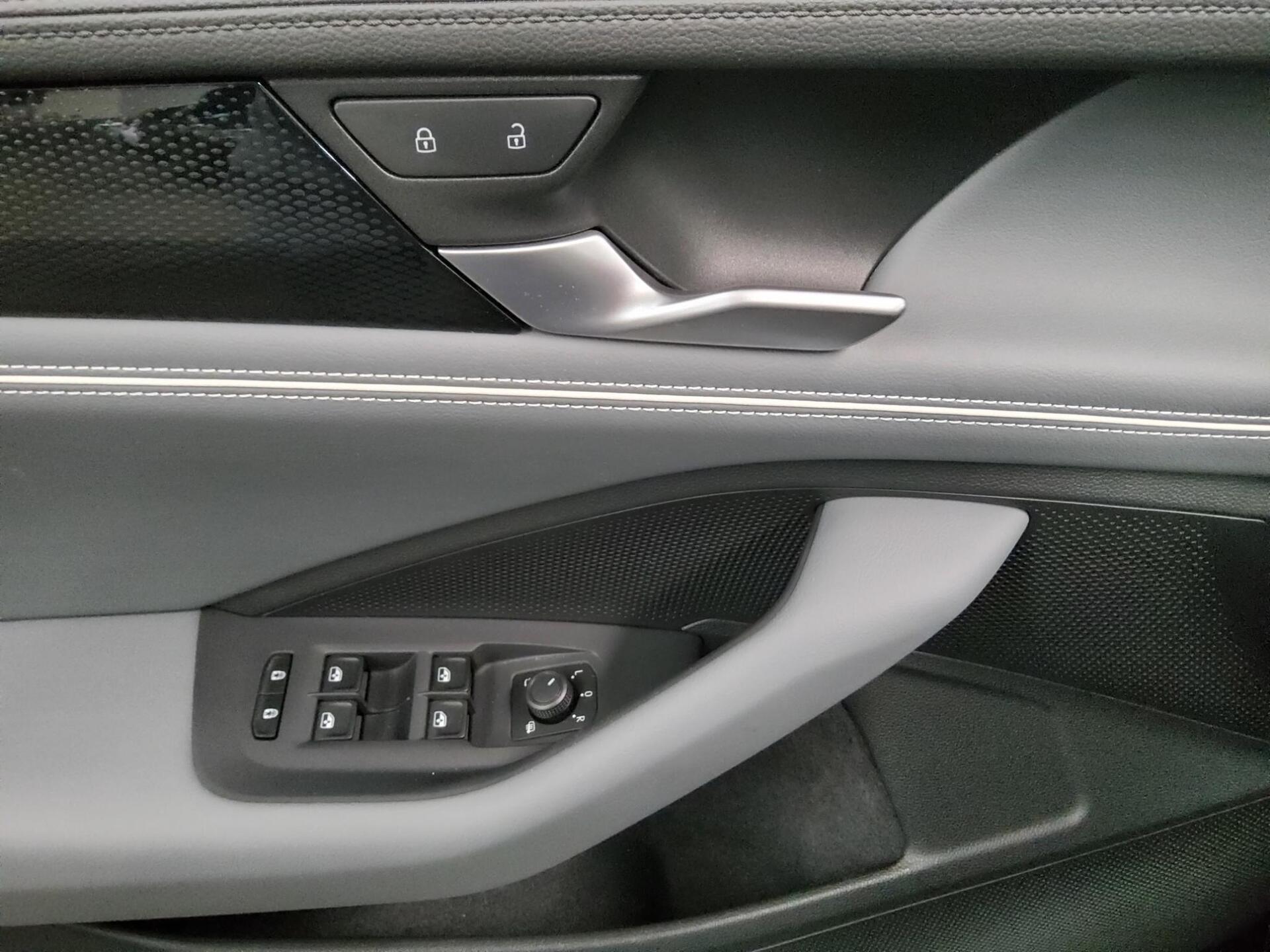 Volkswagen Passat Var. 2.0 TDI Business DC LED HuD 360° 10