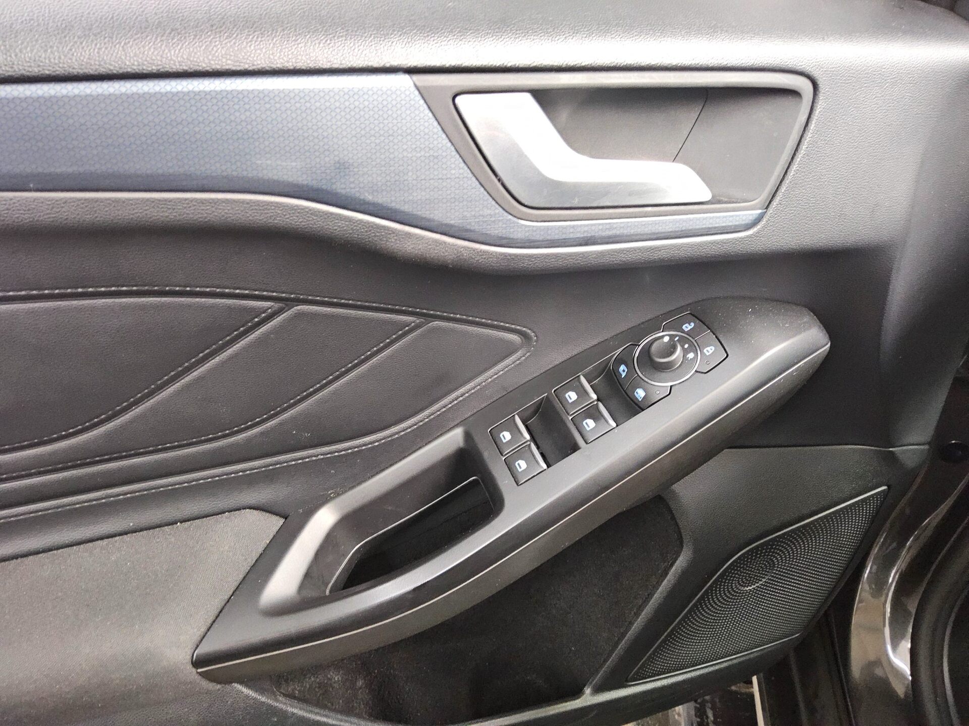 Ford Focus 1.5 EB Active Navi LED HuD B&O Sound RFK 9
