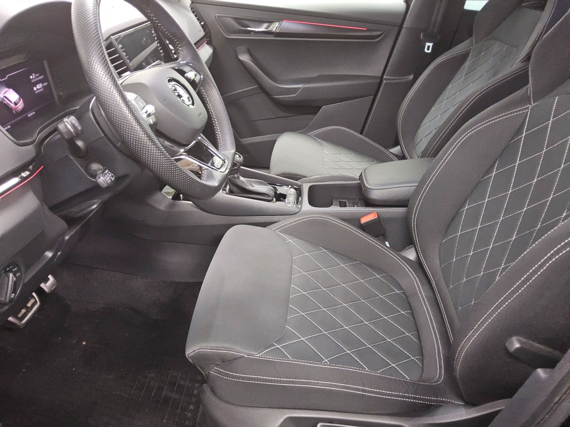Skoda Karoq 1.5 TSI SportLine Navi LED vc ACC PDC Shz 9