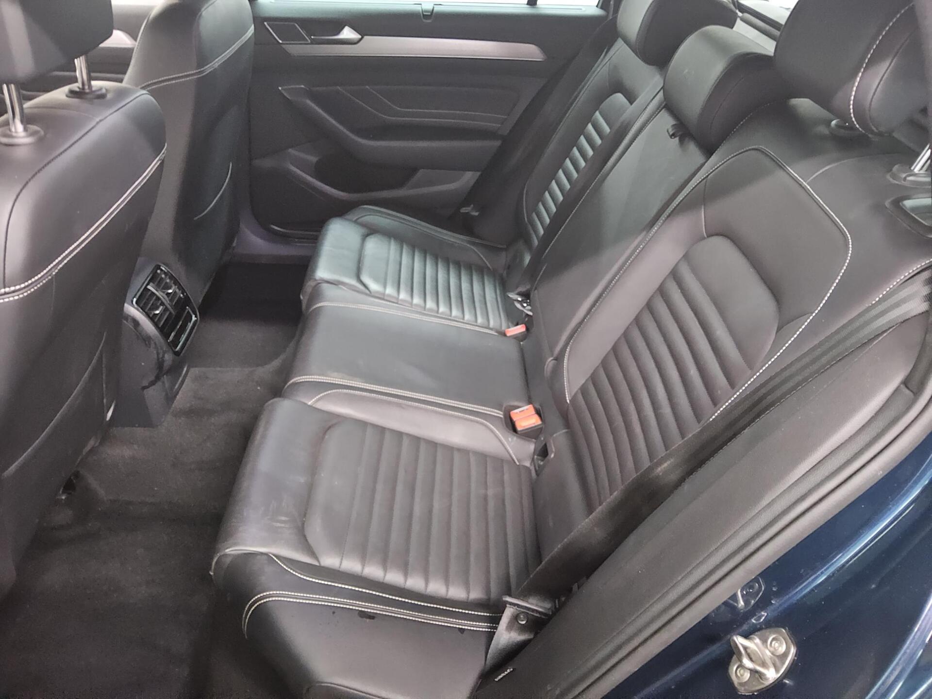 Volkswagen Passat Var. 2.0 TDI R-Line Leder Navi Matrix 13
