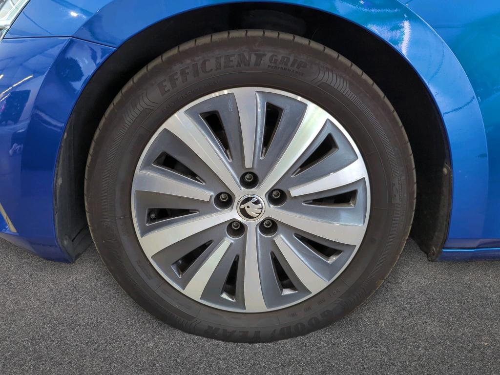 Skoda Superb Kombi 1.4 TSI iV Style NAVI LED PANO SHZ 12